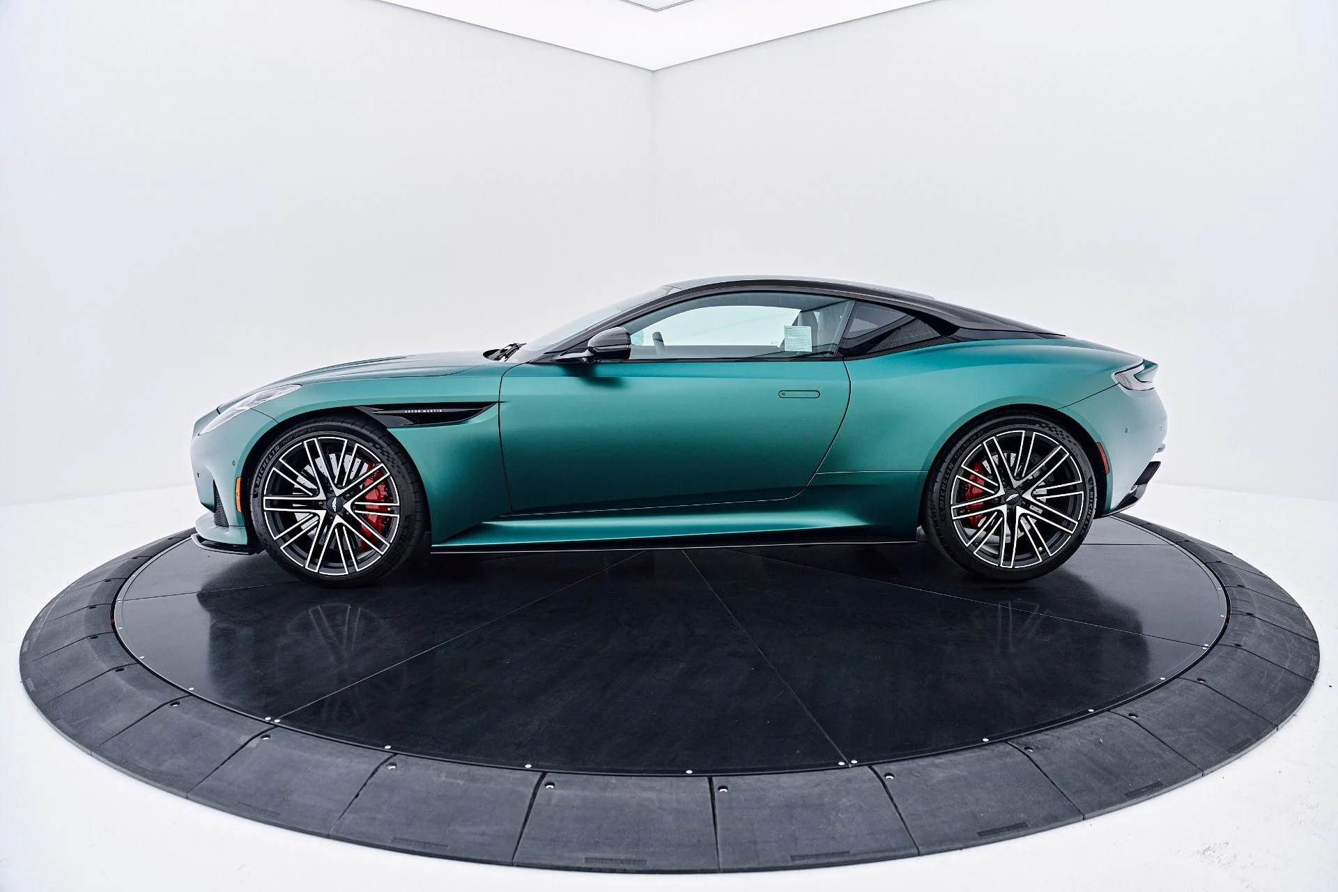 mph018_460109180_Used_2024_Aston_Martin_DB_12_1784769368_f3714bd45e