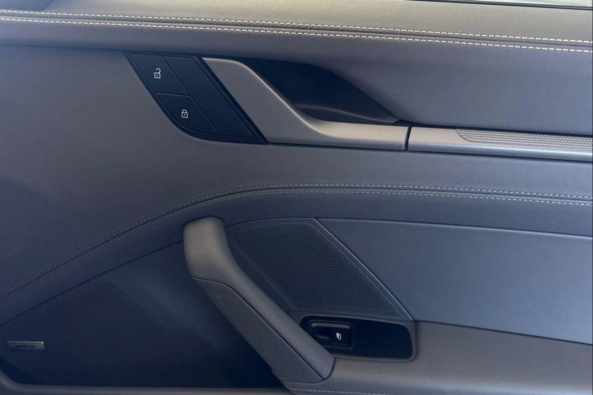 mph018_464359912_r_HI_5_ZYY_0981_Ih_Wfx97_OLE_6_y9_I_b69440a3b0