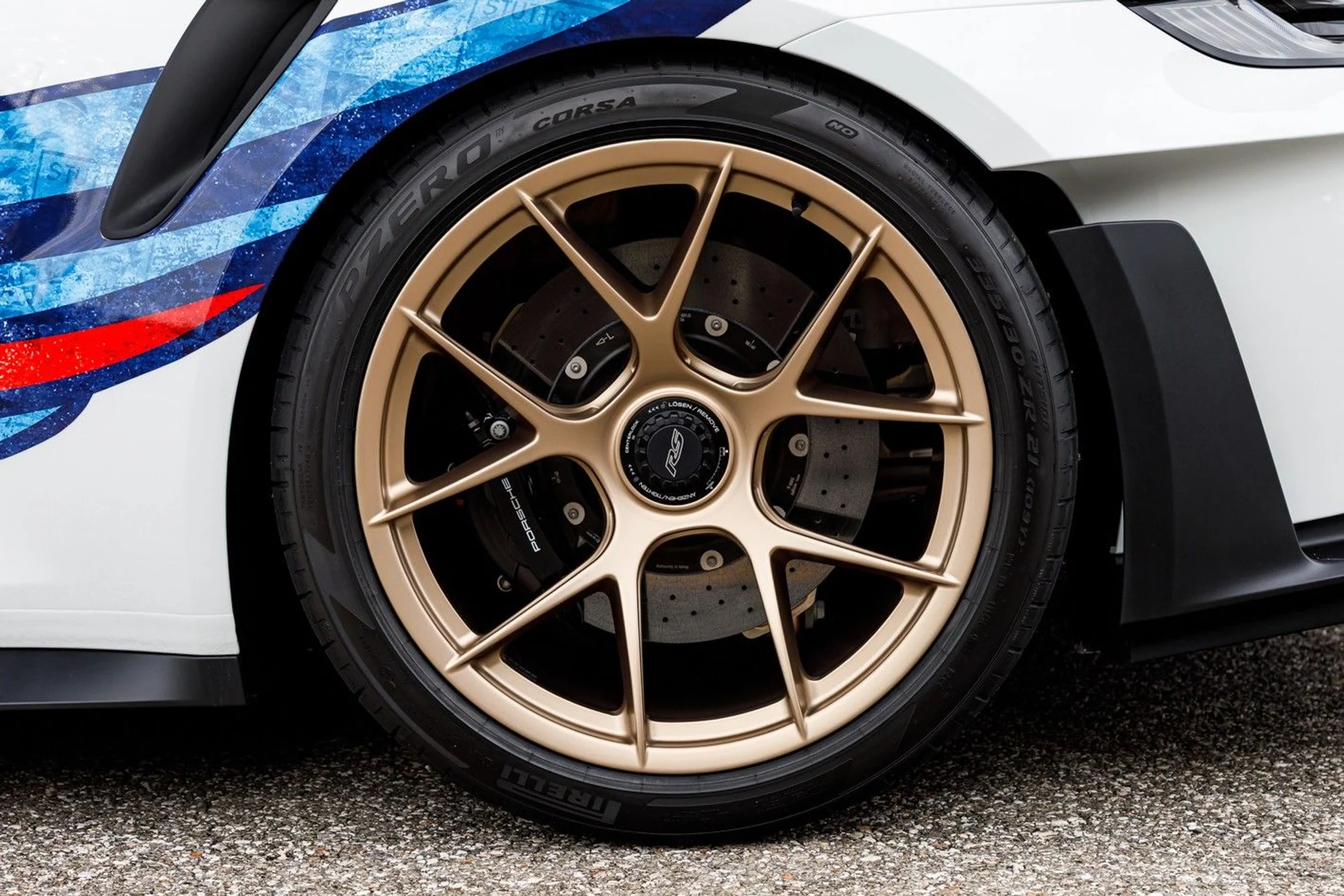 mph018_466868387_645_p20_l_57a660f712