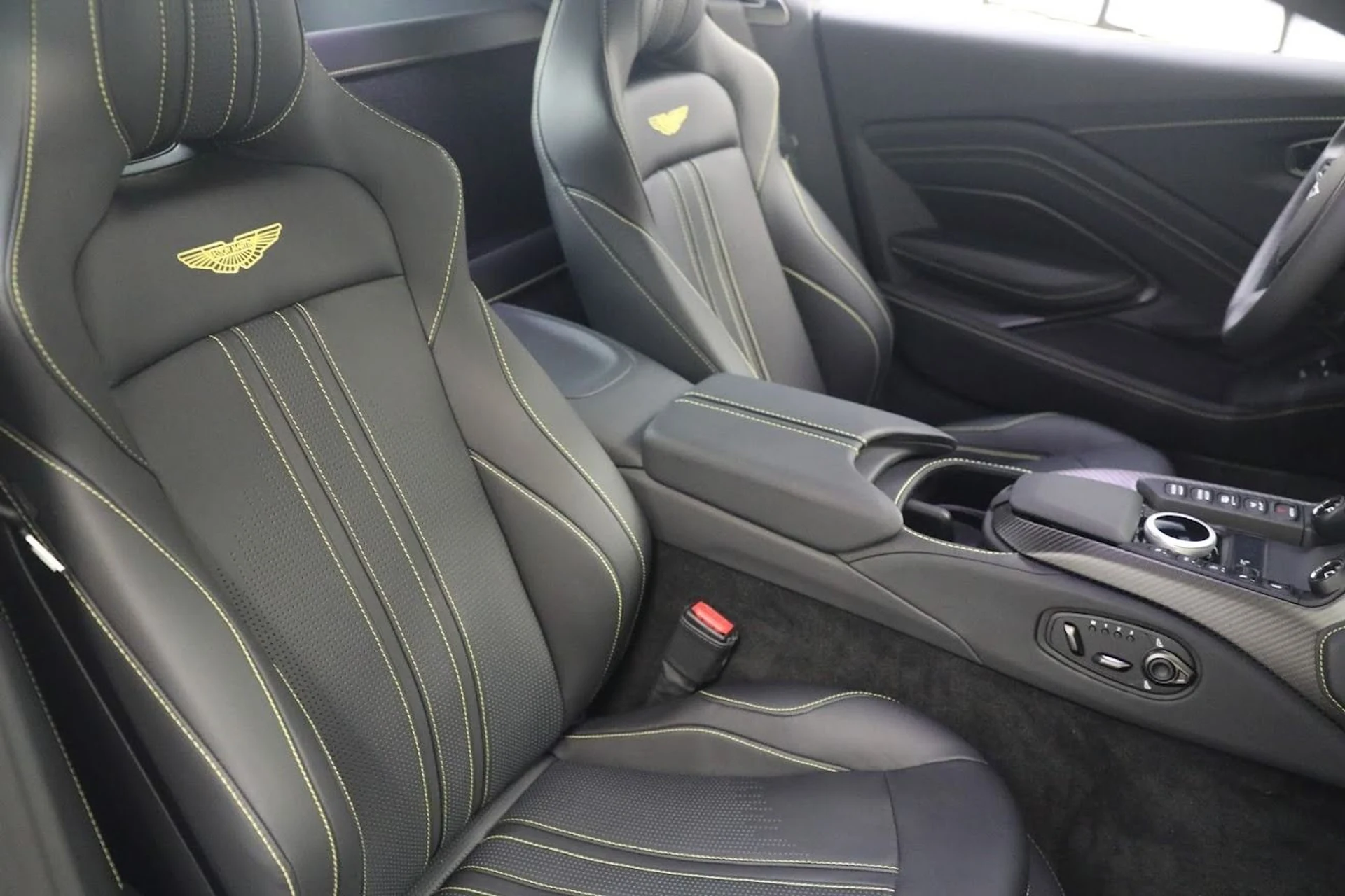 mph018_477390594_Used_2023_Aston_Martin_Vantage_V8_25884bfd4b