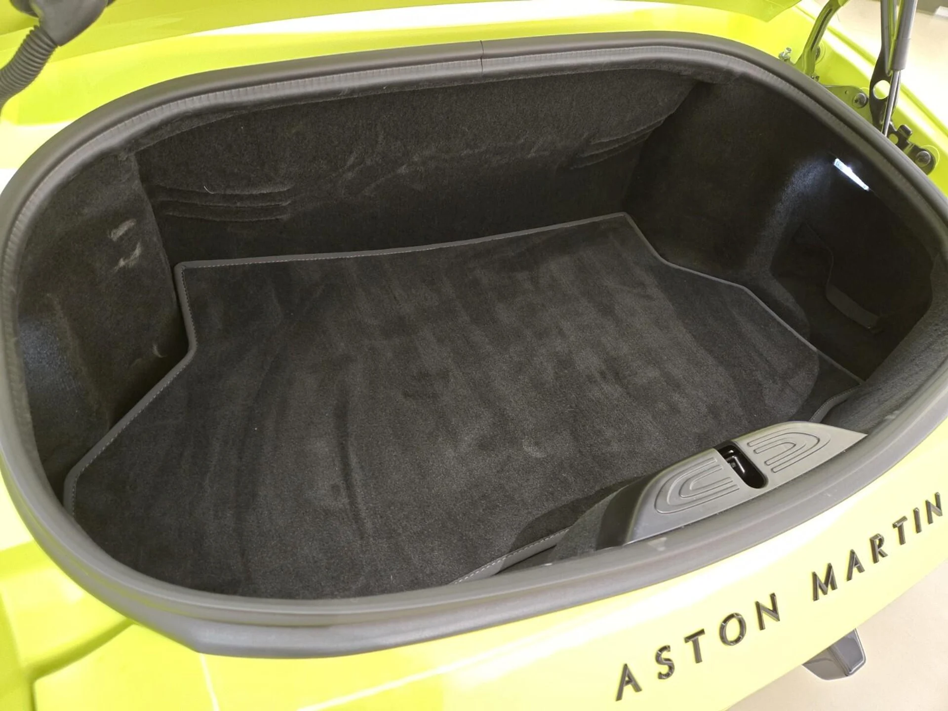 mph018_490791943_Used_2023_Aston_Martin_Vantage_1762849148_a064b9f43a