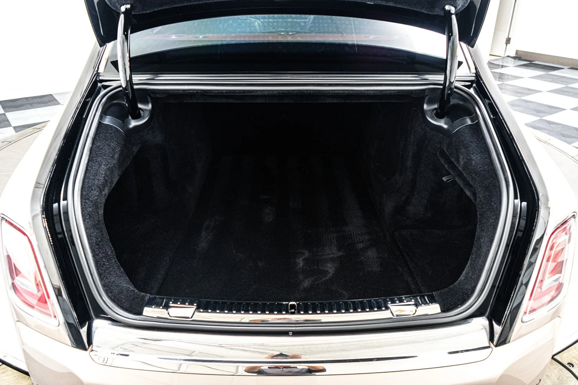 mph018_495815966_Used_2019_Rolls_Royce_Phantom_The_Phantom_Package_Two_Tone_Paint_Bespoke_Audio_1785353671_03d0ff6e89
