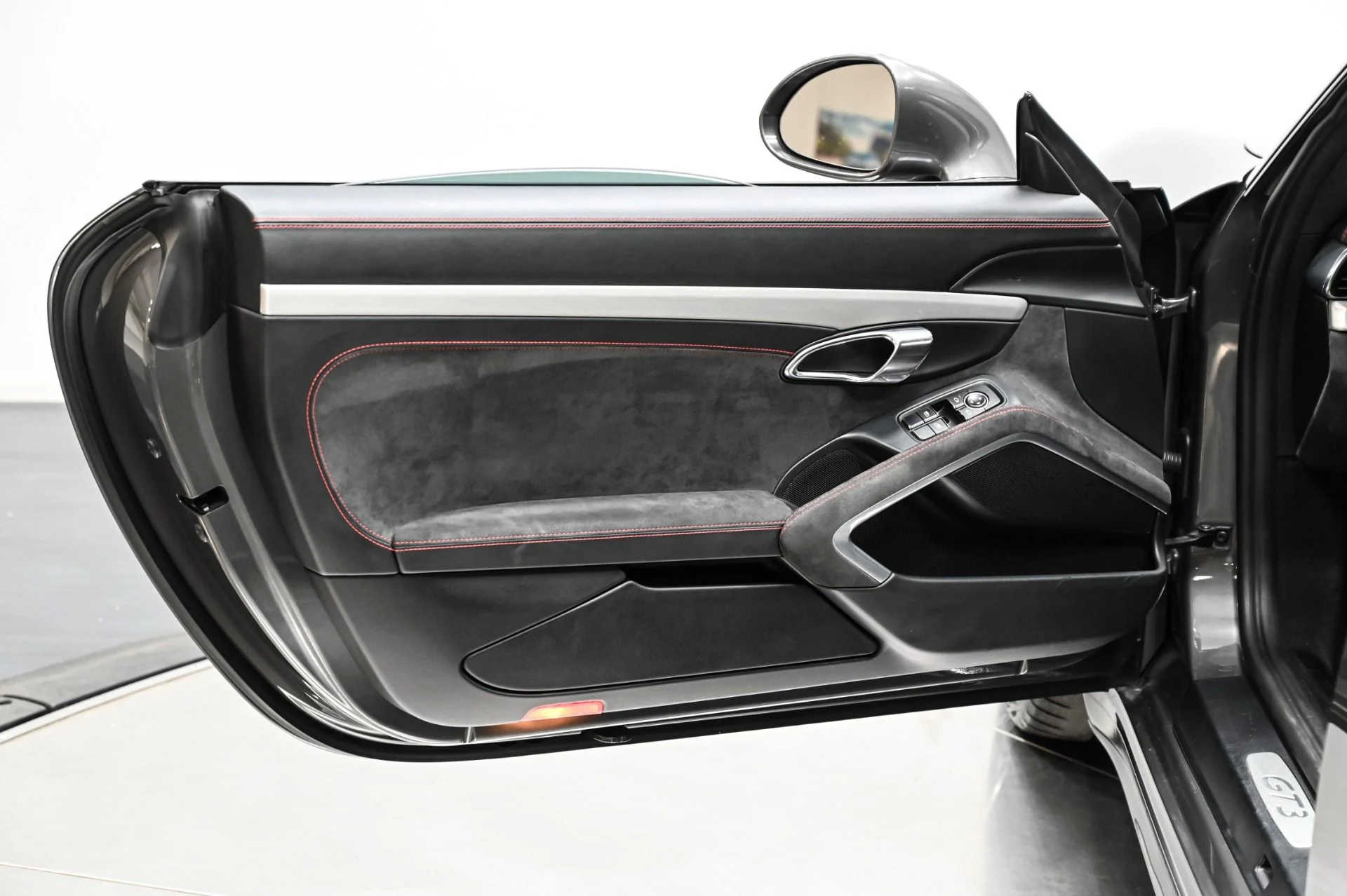 mph018_509727846_Used_2015_Porsche_911_GT_3_1749853889_faa7b15490