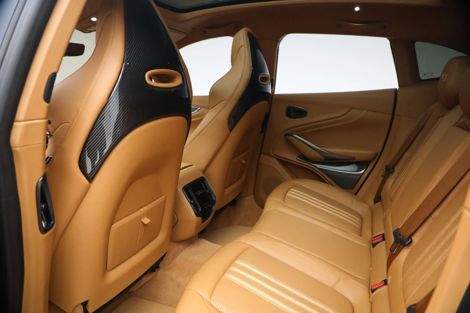 mph018_521524967_New_2026_Aston_Martin_DBX_707_1766528371_6e1a2f706f