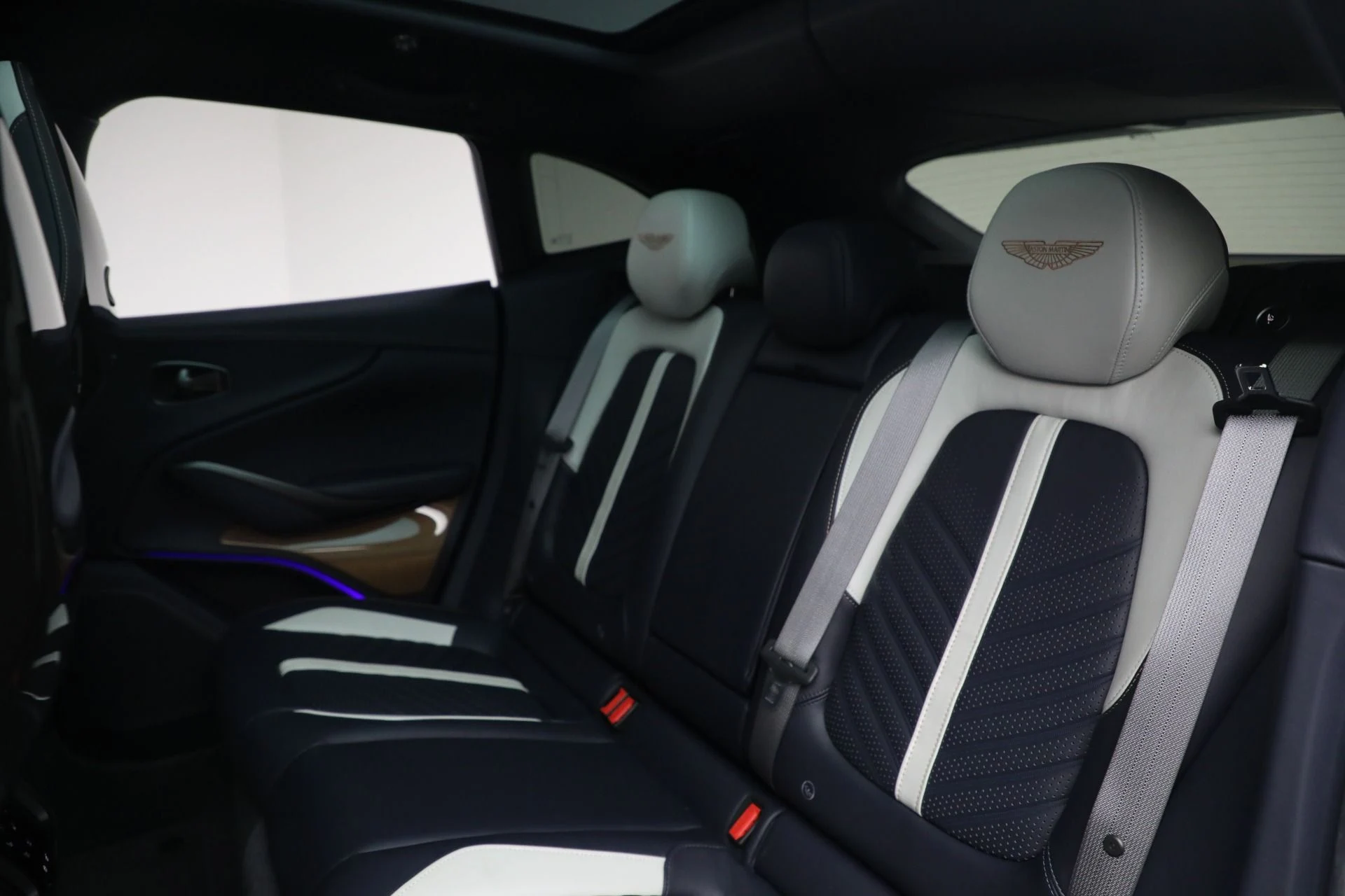 mph018_546699745_Used_2024_Aston_Martin_DBX_707_1761597901_ced7950d8d