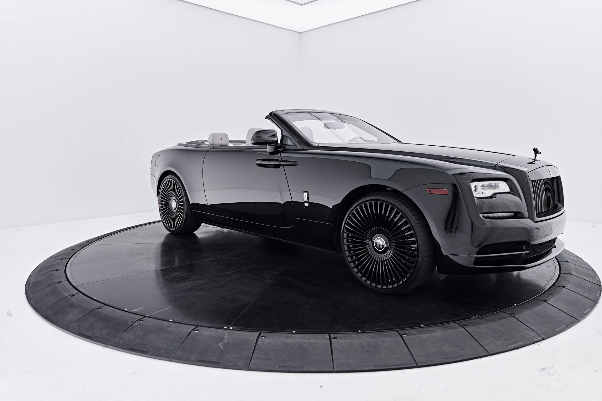 mph018_555363032_Used_2019_Rolls_Royce_Dawn_Base_1790207896_3c897478e9