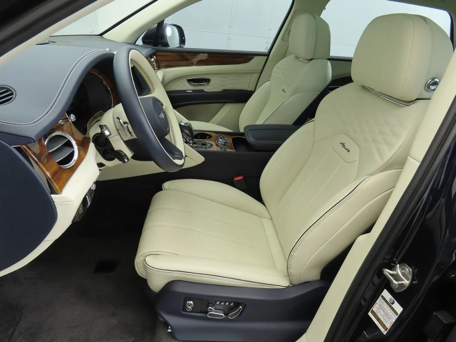 mph018_559799377_used_2023_bentley_bentayga_ewb_azurefirsteditionawd_8119_22796085_19_1024_346bc4182a