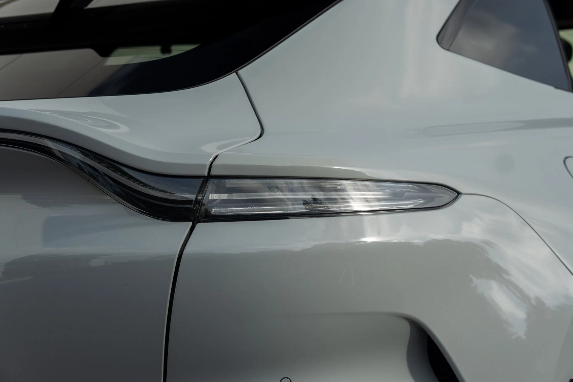 mph018_564435180_Used_2023_Aston_Martin_DBX_707_1756441558_feb4ba969f