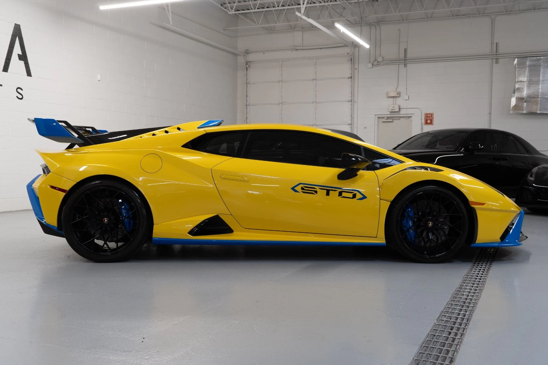 mph018_59352799_Used_2022_Lamborghini_Huracan_STO_1774301372_d79dcd0797