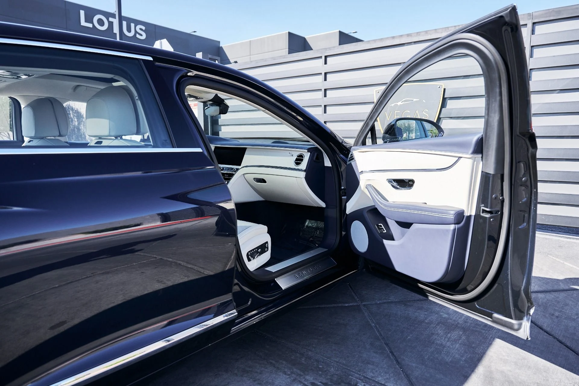 mph018_607661790_Used_2024_Bentley_Flying_Spur_Mulliner_V8_1773796191_a59eff794d