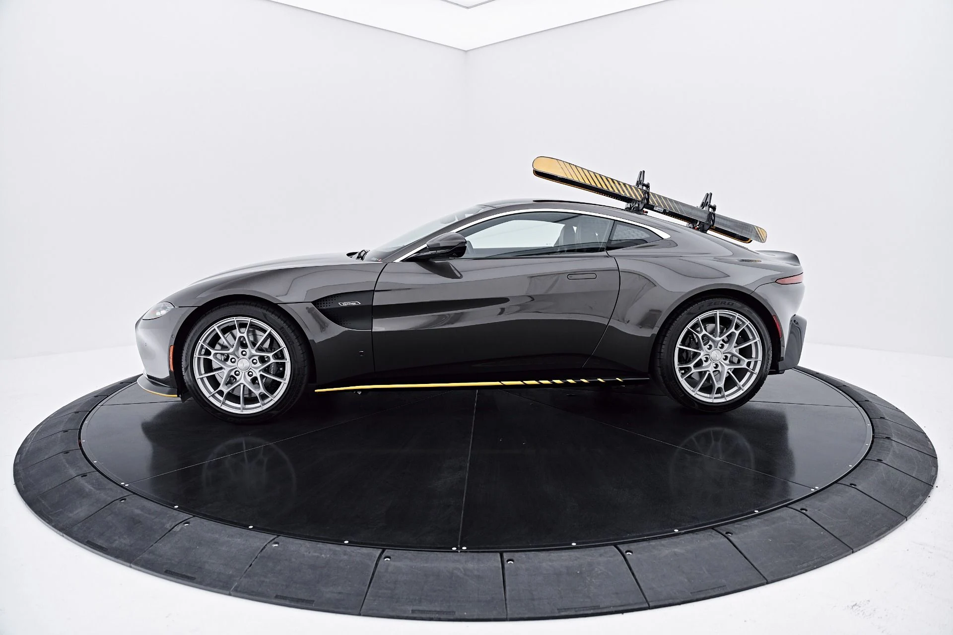 mph018_614547772_Used_2021_Aston_Martin_Vantage_Base_1785210169_d402d17d25