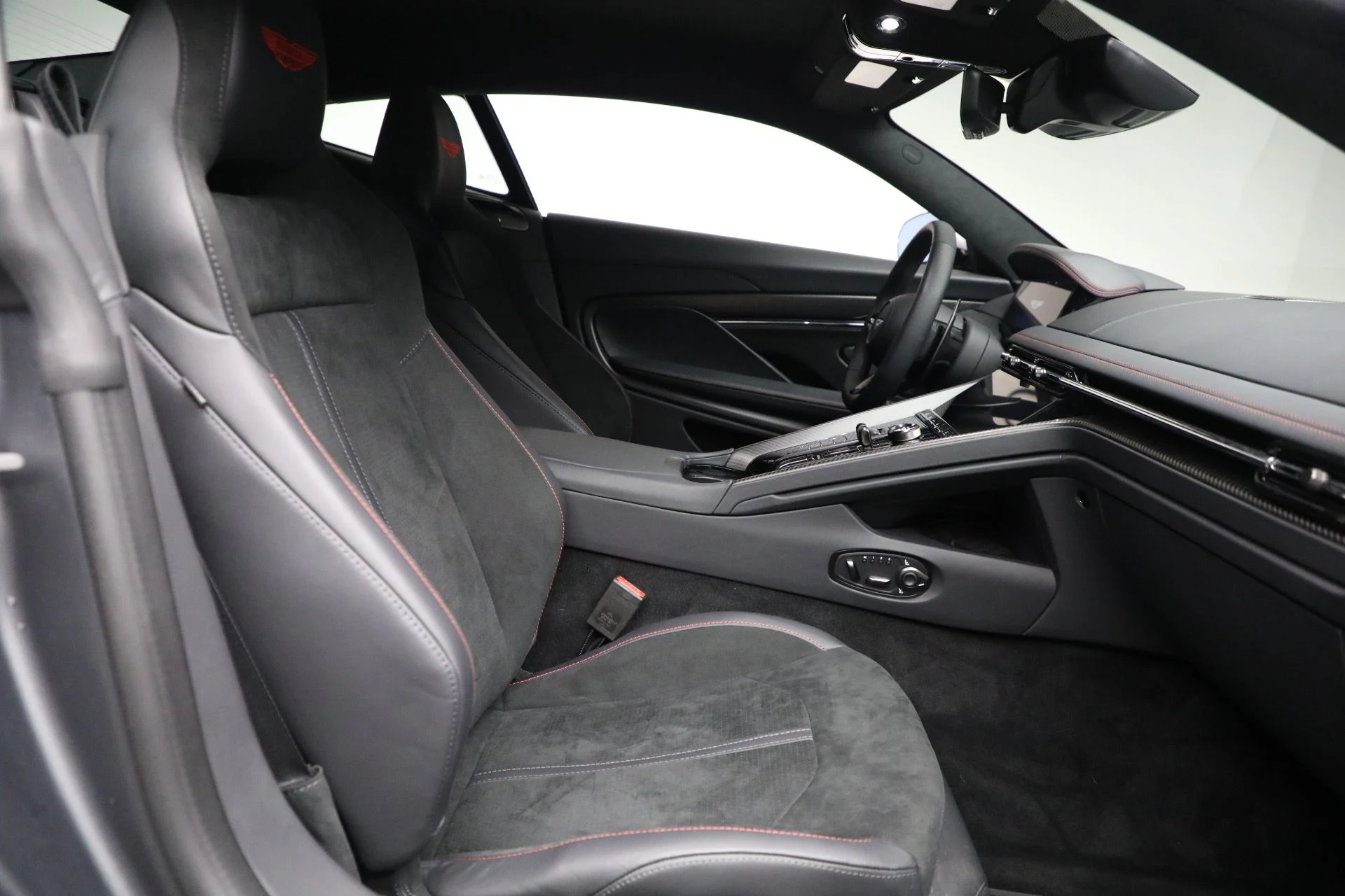 mph018_615677943_Used_2025_Aston_Martin_DB_12_V8_c759fce39d