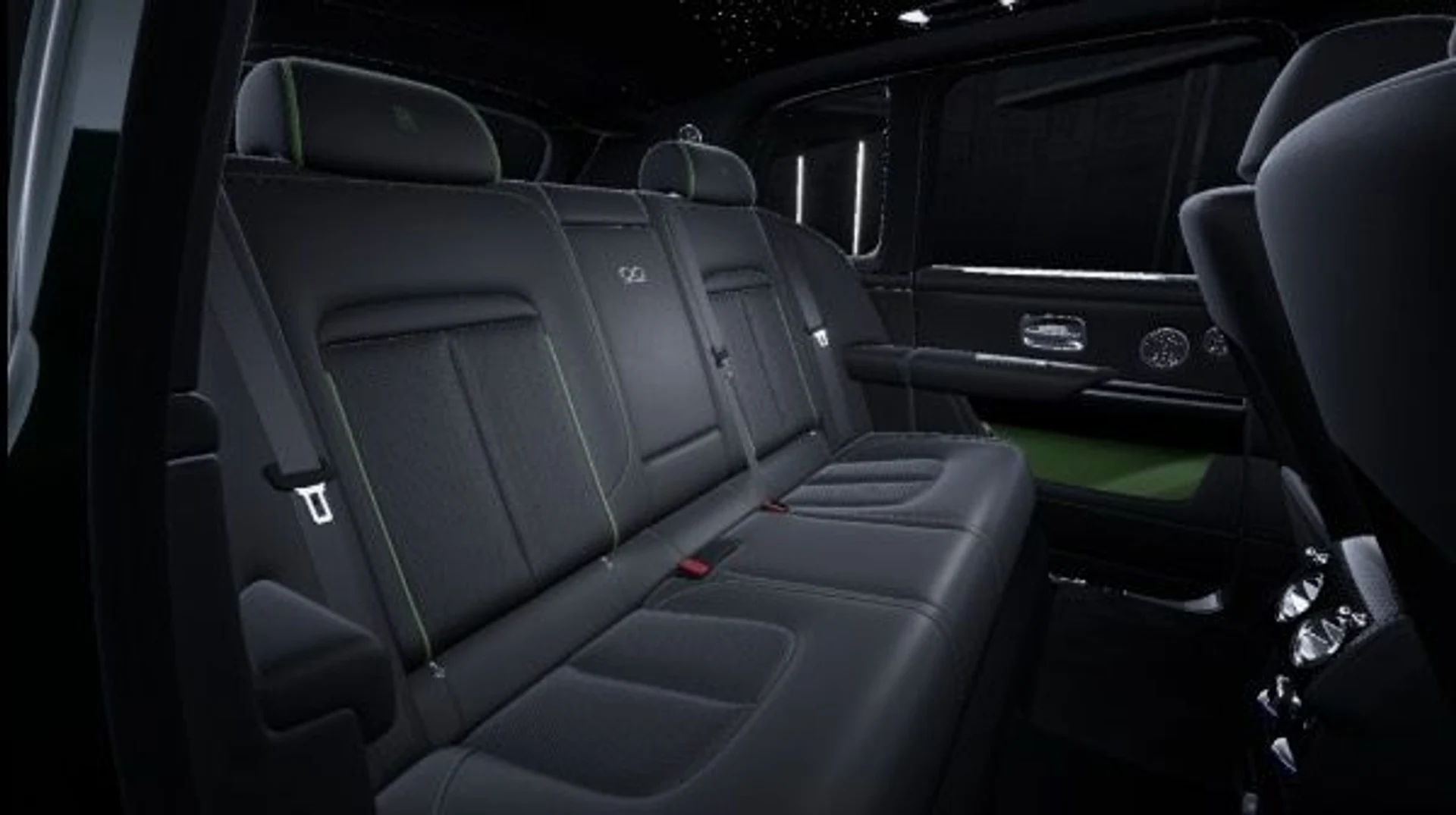 mph018_631255738_New_2025_Rolls_Royce_Black_Badge_Cullinan_8c88bed6f5