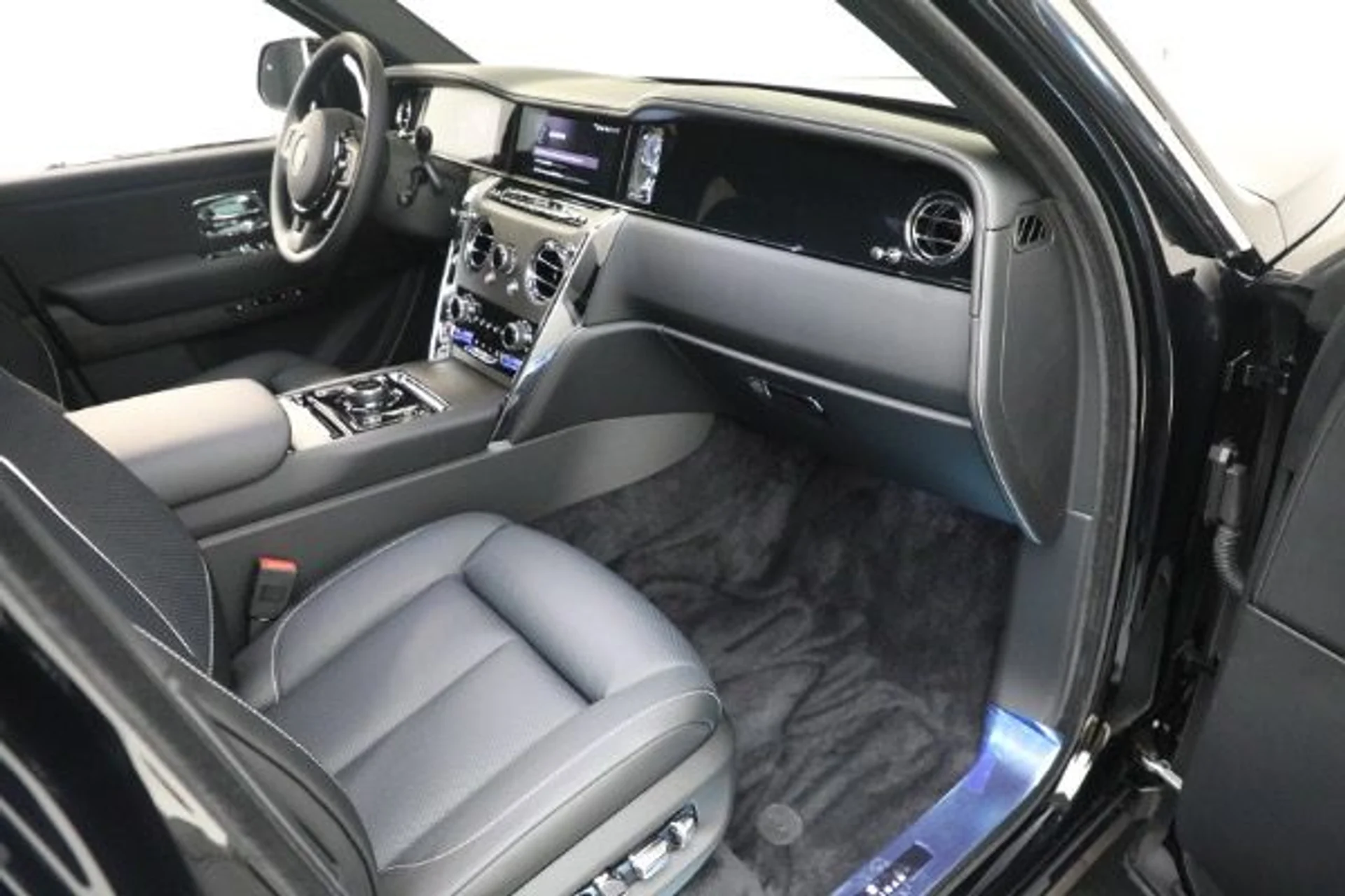 mph018_644775477_New_2026_Rolls_Royce_Cullinan_be2d34d199