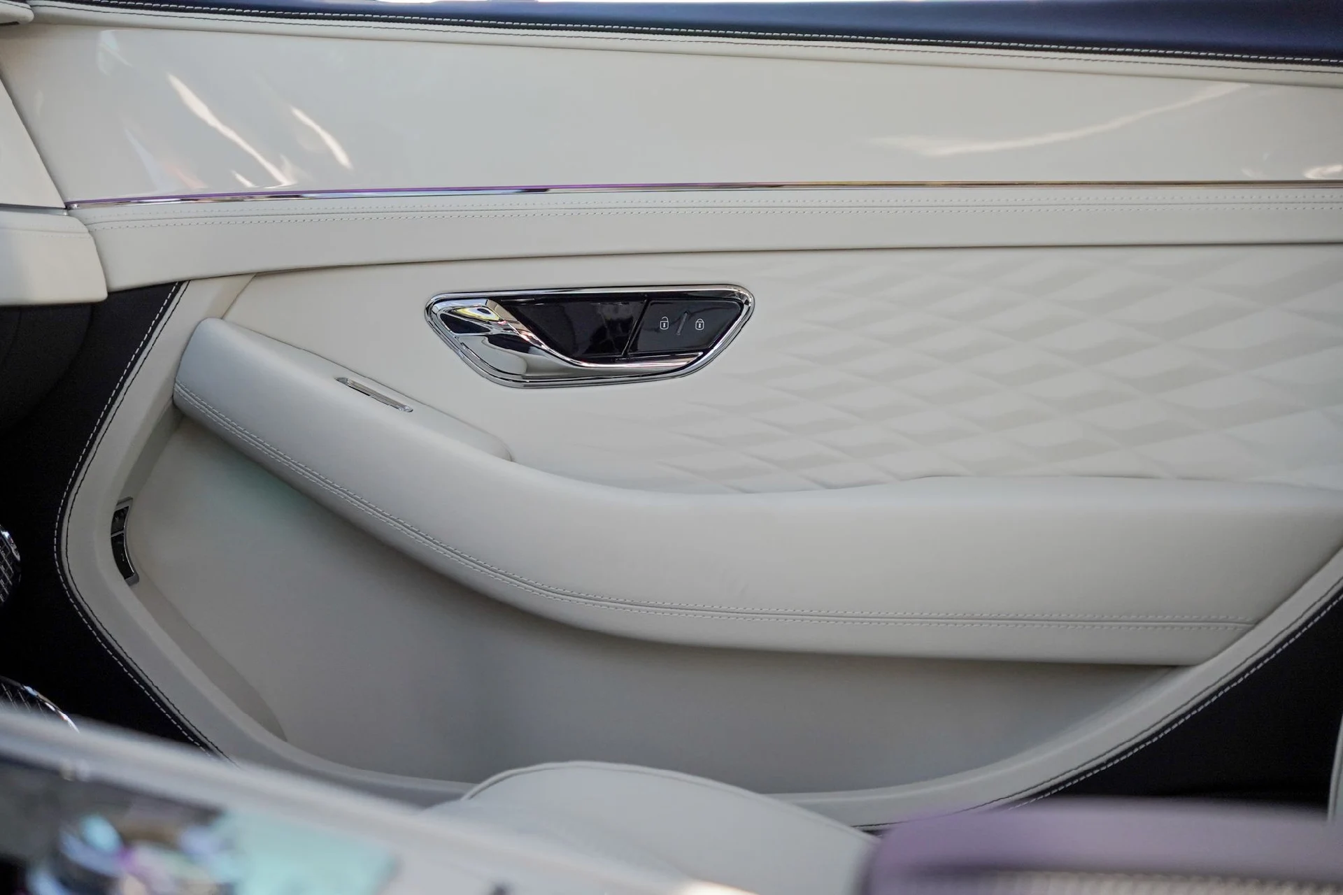 mph018_646827103_Hi_Tech_Luxury_Imports_LLC_SCBCP_2_ZG_7_TC_025259_image_18_49cd670f97