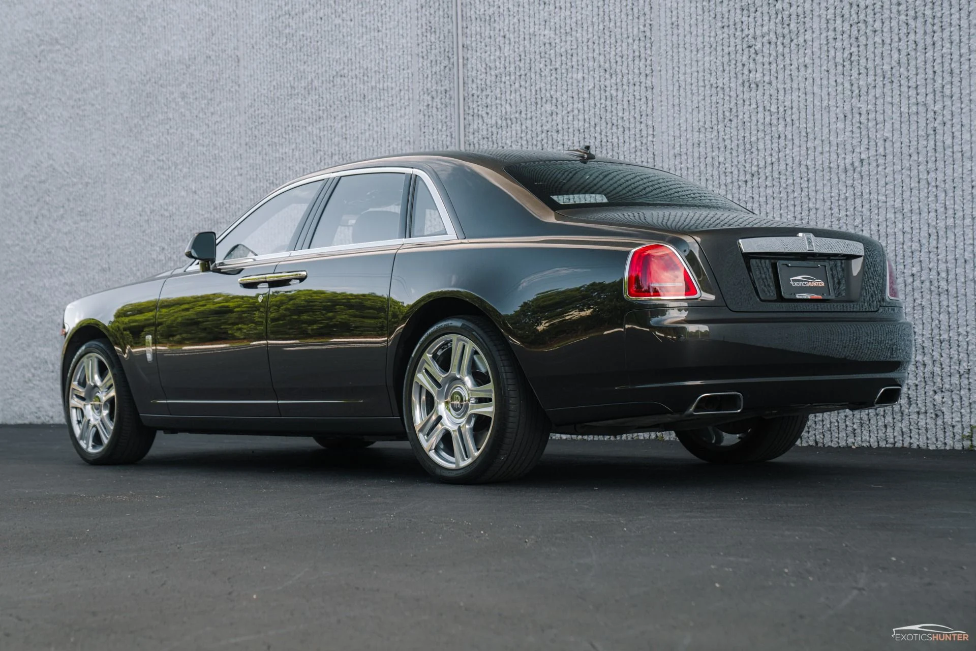 mph018_6634616_Used_2015_Rolls_Royce_Ghost_w_Rear_Theatre_Picnic_Tables_1754343569_60f5c35161