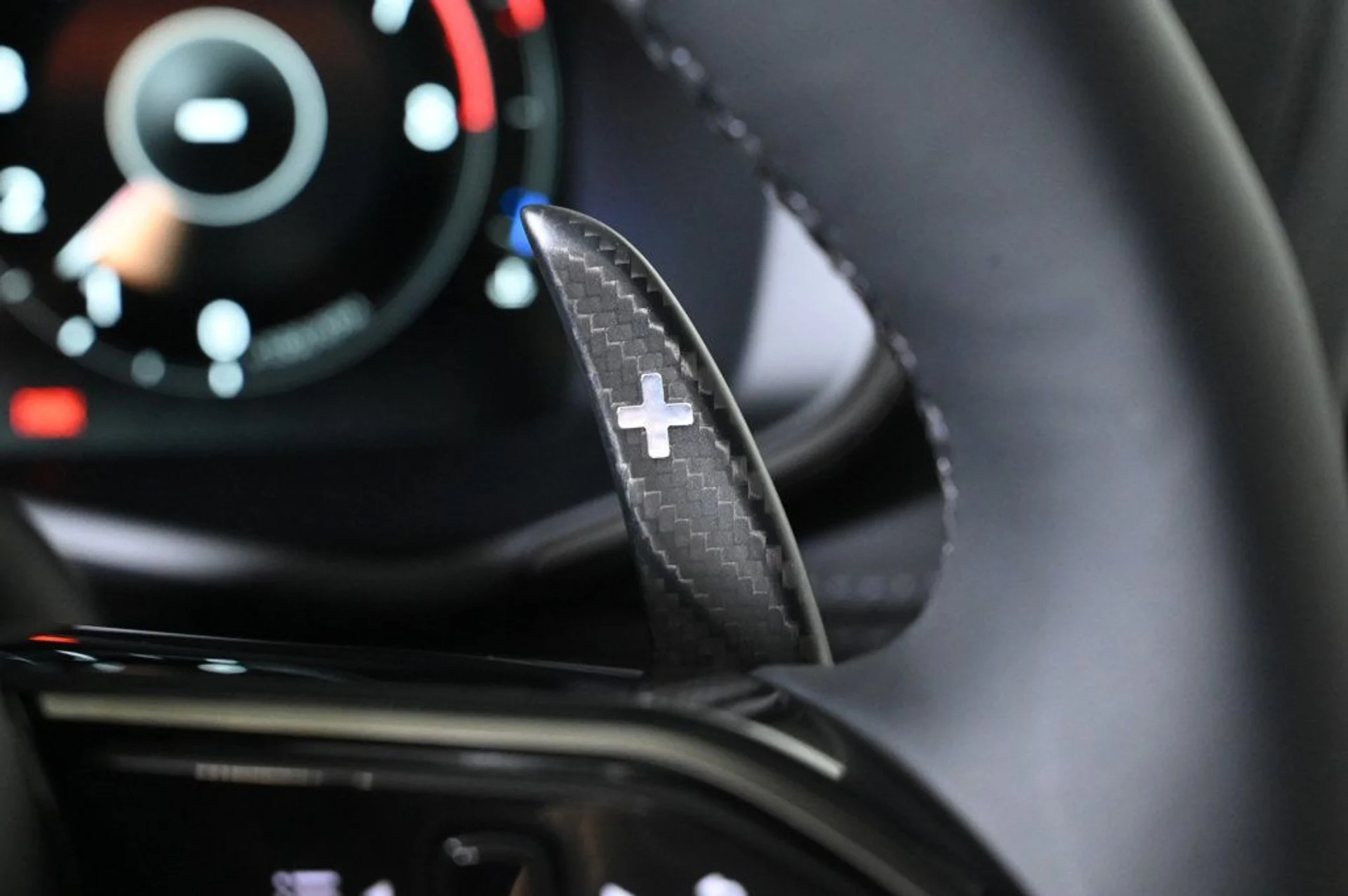 mph018_681517806_new_2026_aston_martin_dbx_707awd_11350_22968751_18_1024_8c6ecd0073