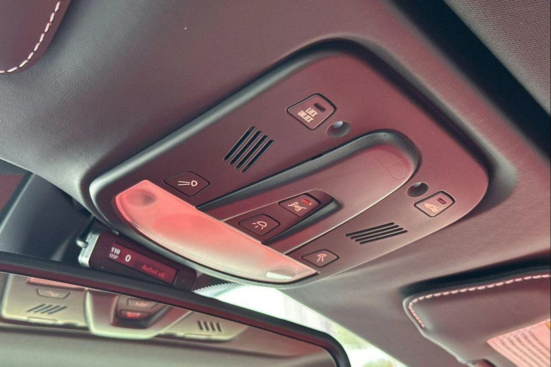 mph018_690634372_t_U_Zh_G_Nzsfd5_Uz_Xd_Bb_R6om_Lg_Om_Zc_5eaf7c9daa