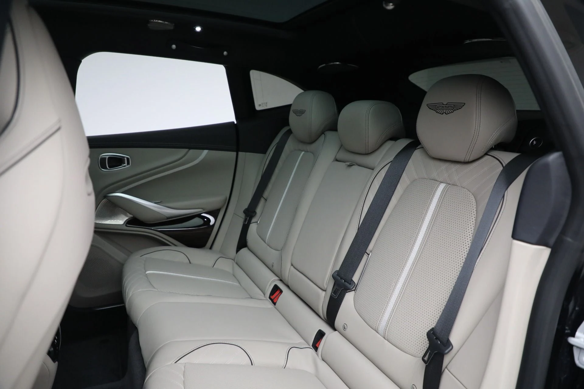 mph018_713484931_New_2025_Aston_Martin_DBX_707_a063071e97