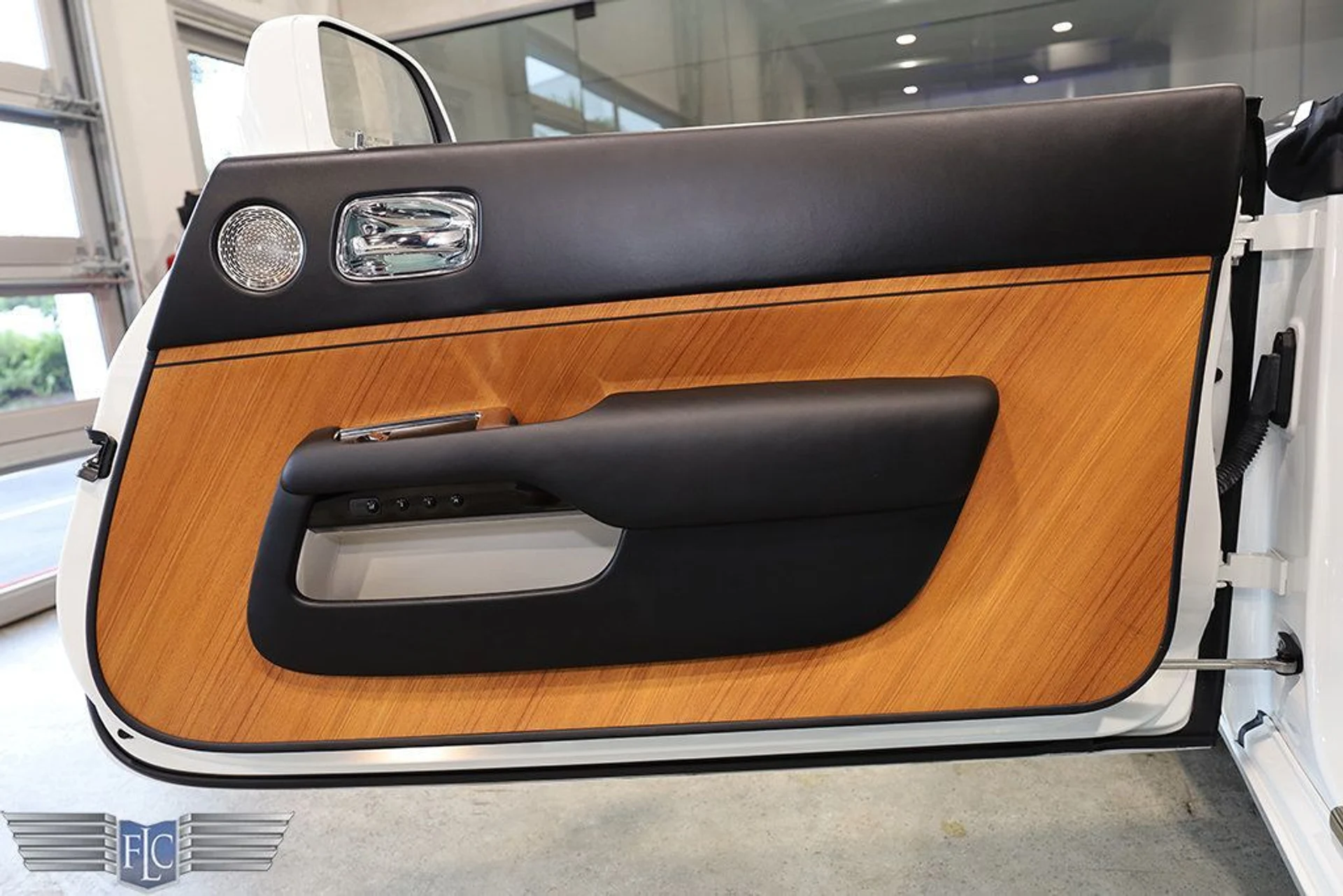 mph018_732083096_used_2017_rolls_royce_dawn_convertible_9689_23039198_19_1024_f5d7bf6b62