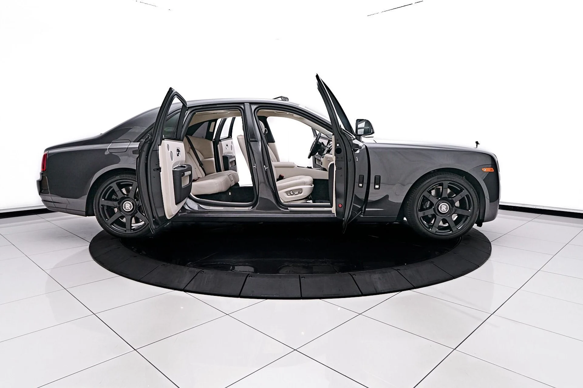 mph018_740139222_Used_2017_Rolls_Royce_Ghost_Base_1743559500_be46ce4099