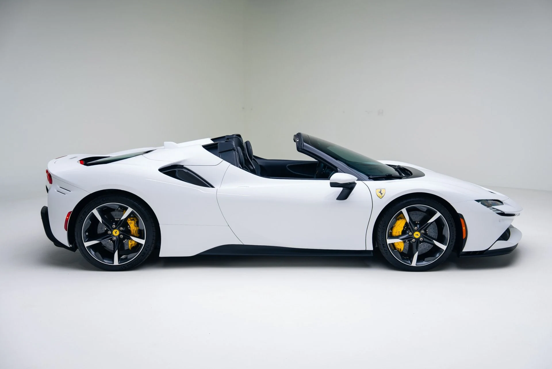 mph018_75105524_Used_2024_Ferrari_SF_90_Spider_1764978674_f7e52bd863