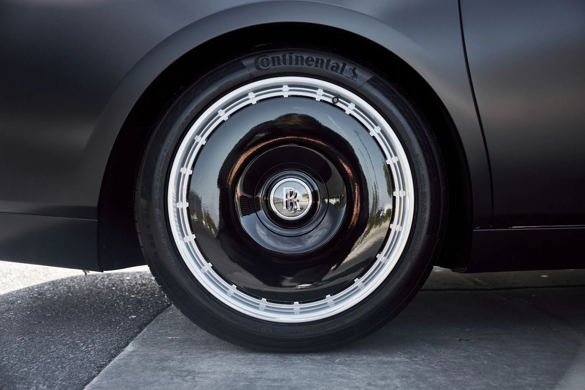 mph018_786333715_Used_2025_Rolls_Royce_Phantom_Base_1769480883_13a5acf5be