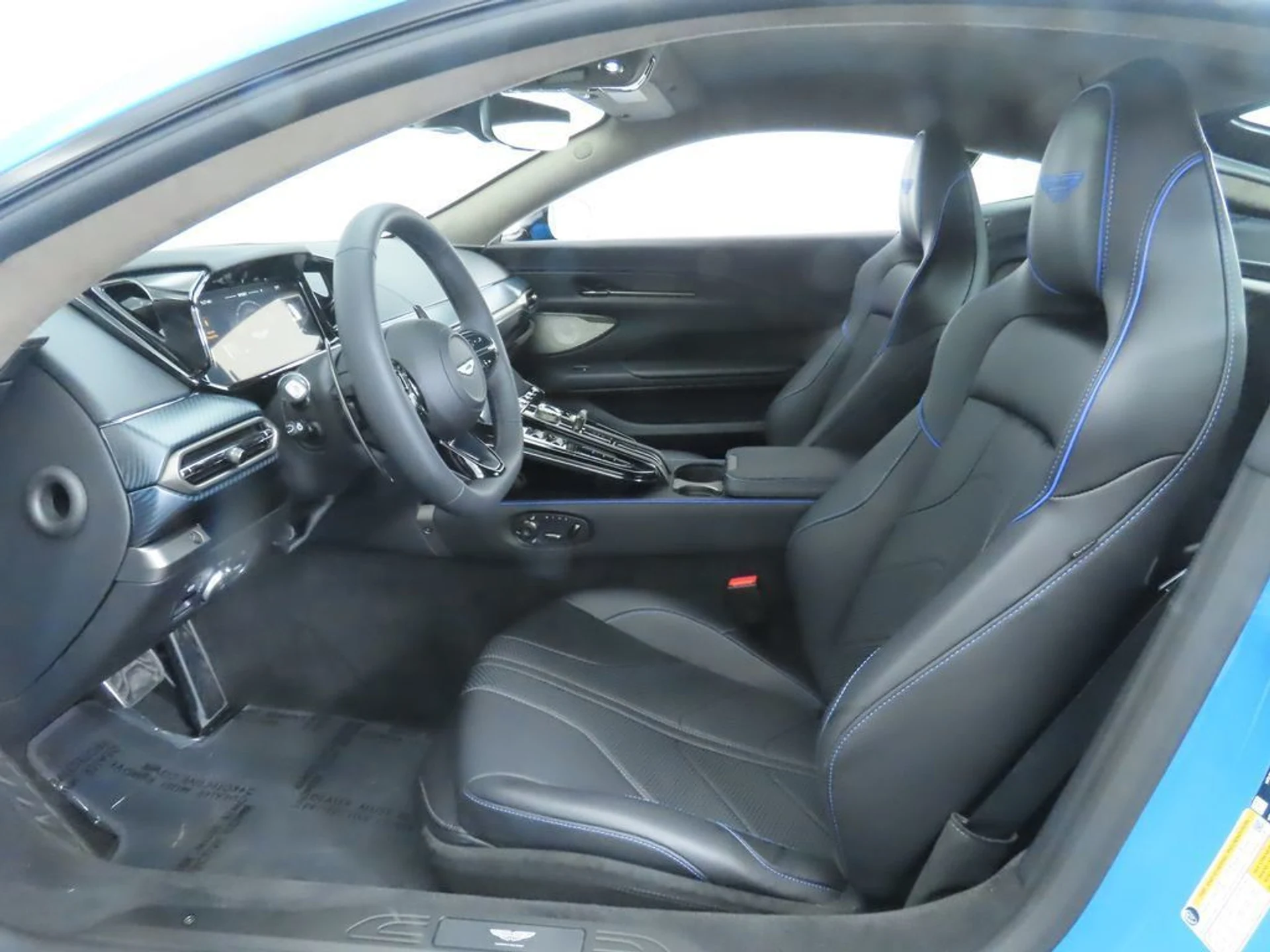 mph018_800513309_used_2025_aston_martin_vantage_coupe_8119_23008719_19_1024_2be1e10f7d