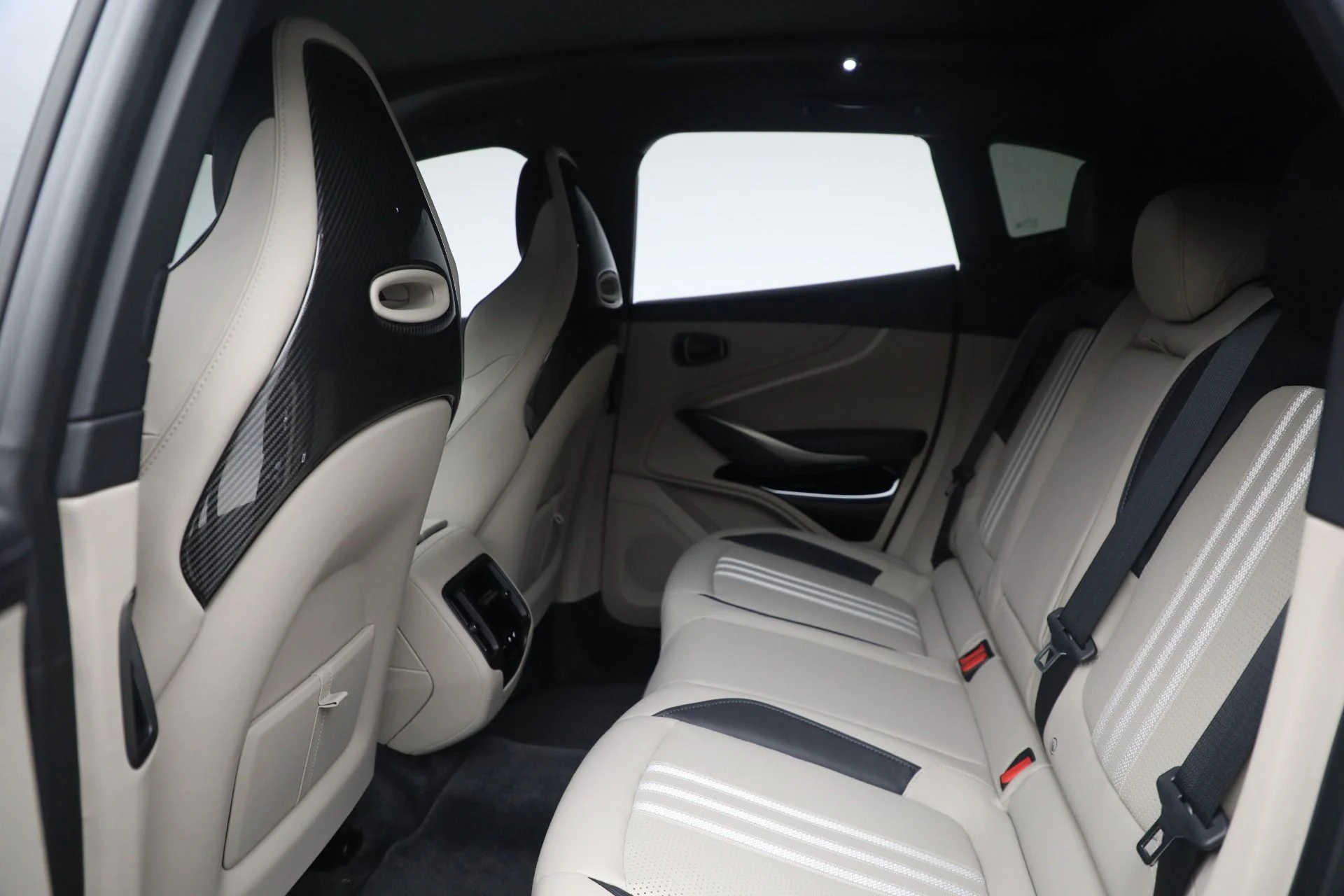 mph018_843777554_New_2025_Aston_Martin_DBX_707_de91fcf526