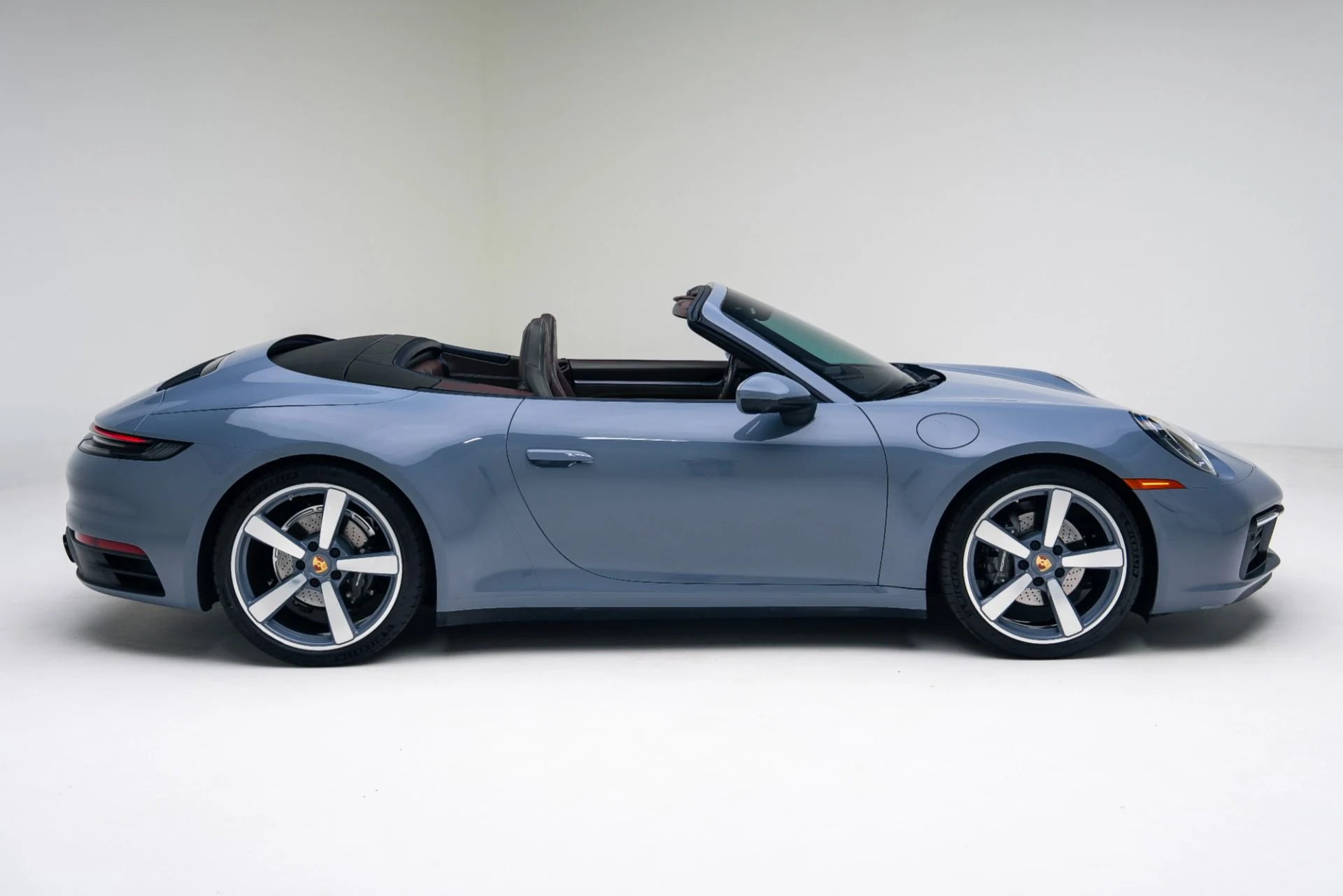 mph018_846776930_Used_2024_Porsche_911_Carrera_1765496853_02e1af57d0