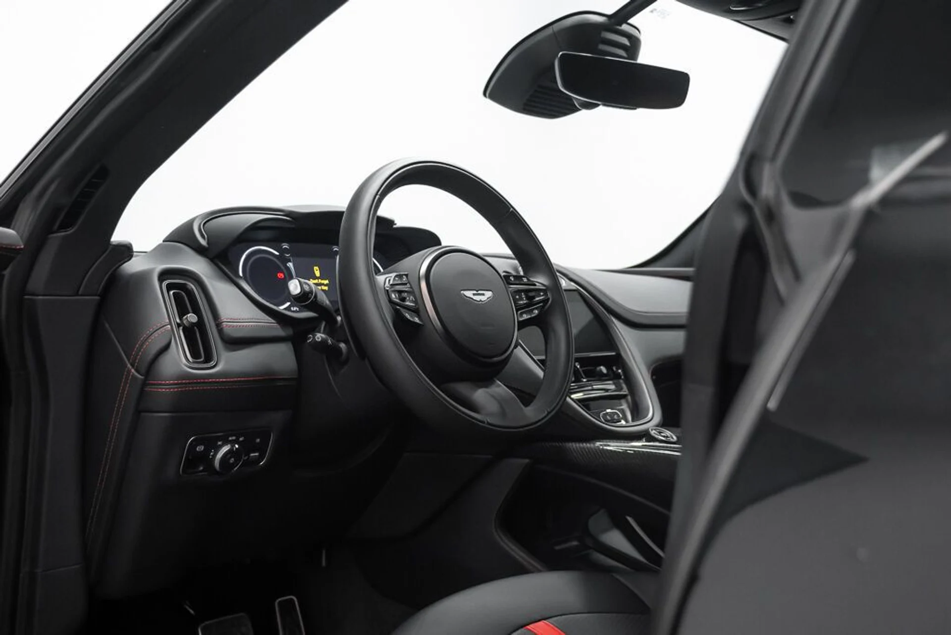 mph018_863108591_aston_martin_dbx_2023_jpg_v_1754355020_55b9df716b