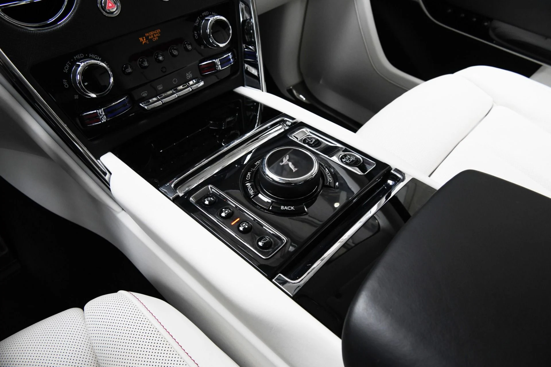 mph018_900682957_10633_p20_l_f914f26487