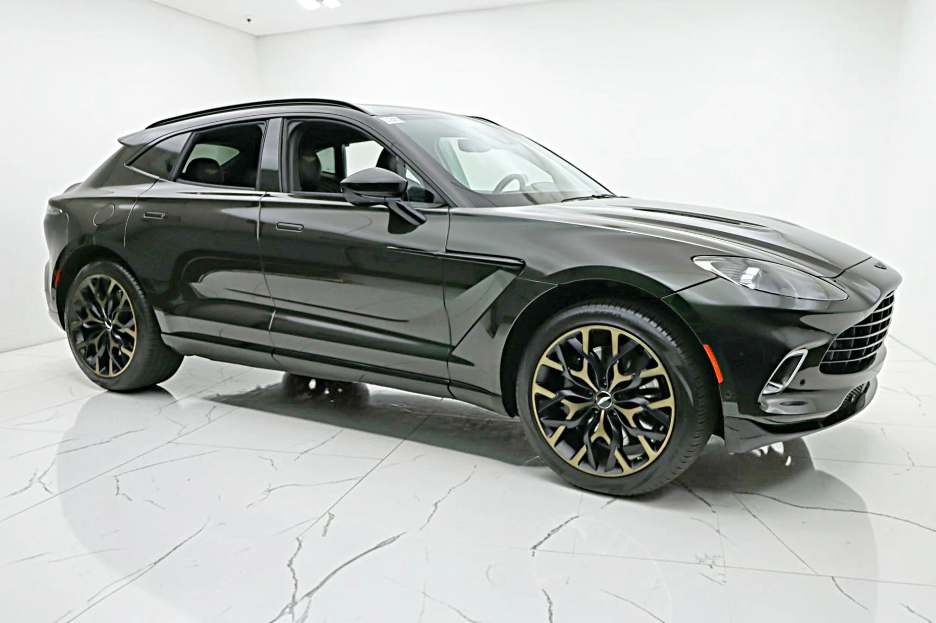 mph018_922975028_Used_2021_Aston_Martin_DBX_9fc2127398