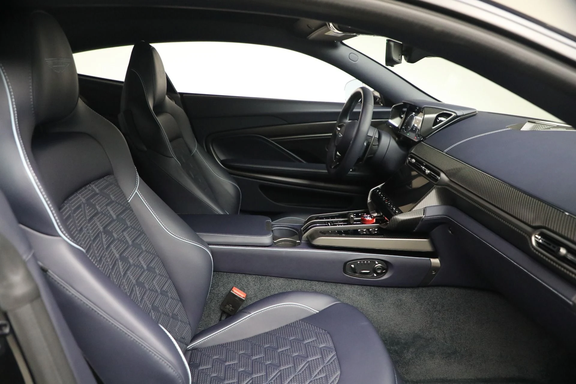 mph018_96395801_Used_2025_Aston_Martin_Vanquish_1771024271_268d7c40a7