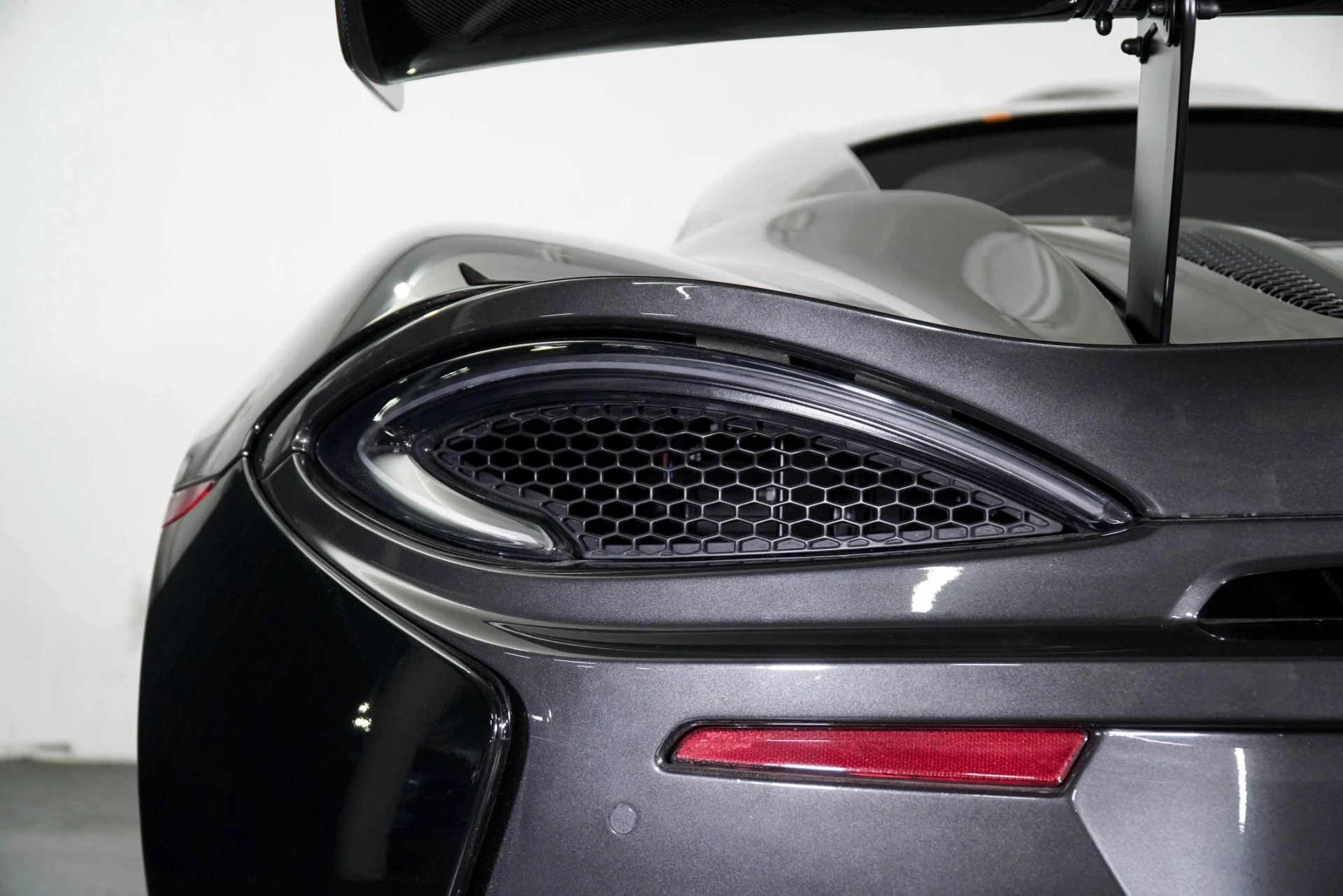 mph018_995408948_Used_2020_Mc_Laren_620_R_1773421354_0db6306f89