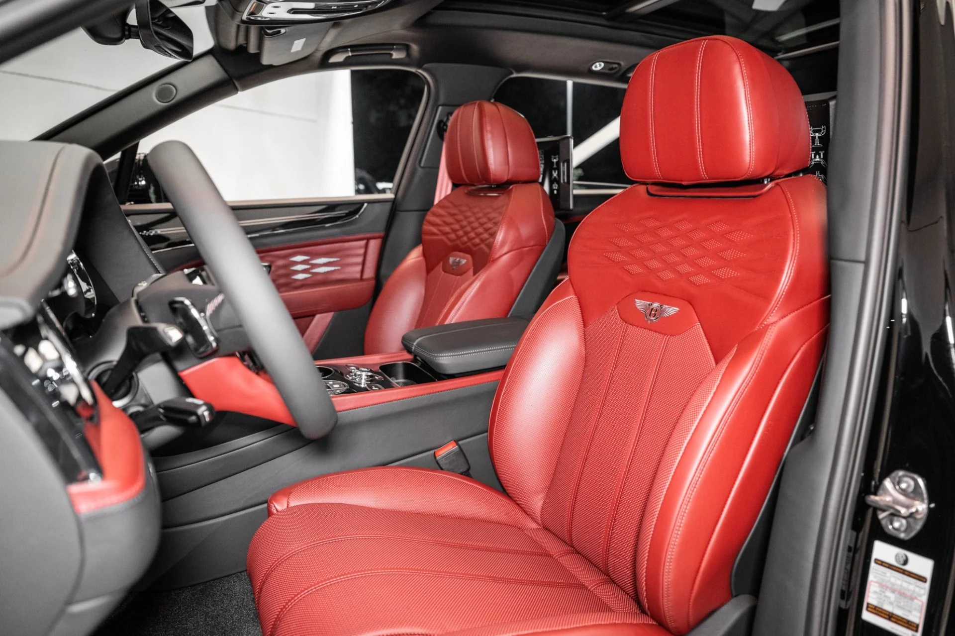 mph019_1002111172_New_2025_Bentley_BENTAYGA_EWB_AZURE_V8_Azure_V8_1749659689_af93f8acda