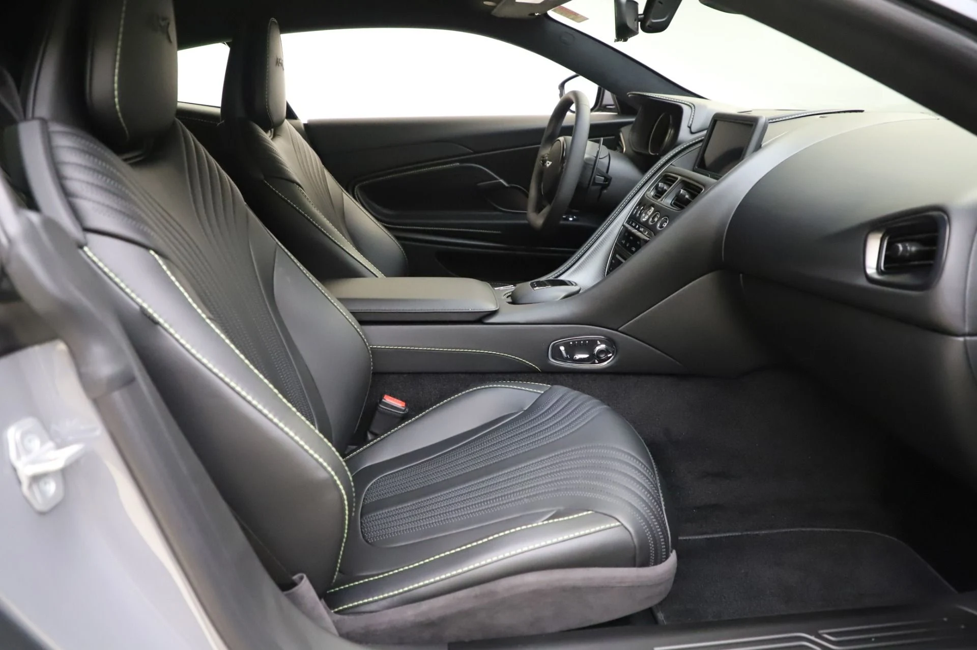mph019_1011430022_Used_2020_Aston_Martin_DB_11_V12_AMR_Coupe_1593189971_288b62189f
