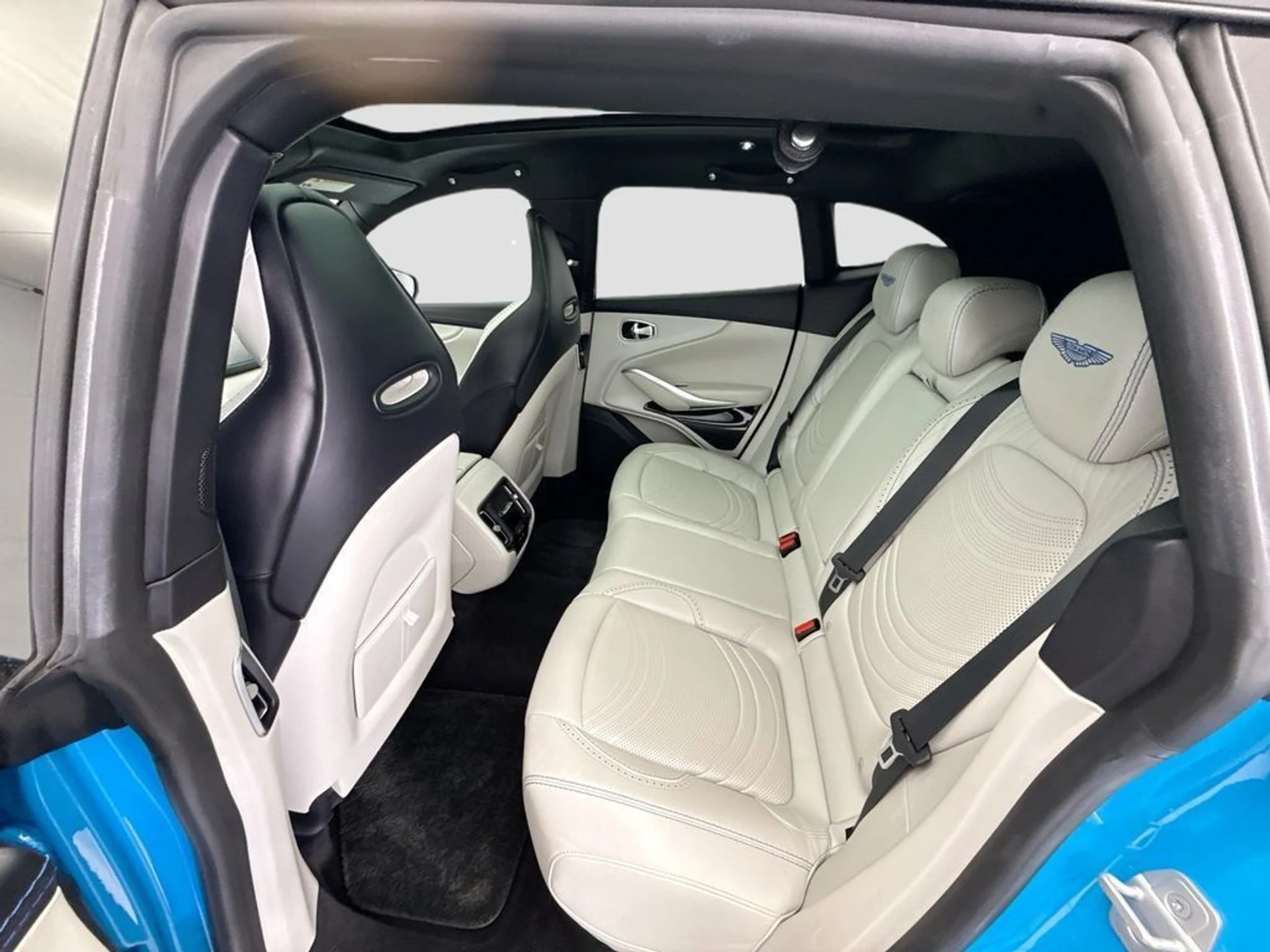 mph019_1029247520_used_2022_aston_martin_dbx_awd_8119_23003942_20_1024_f9fd925581