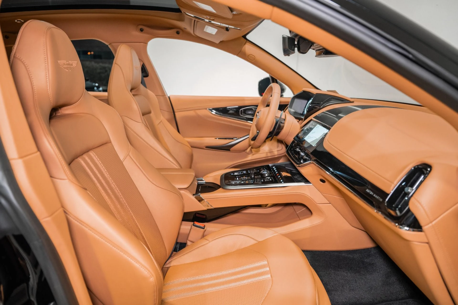 mph019_1043379096_New_2026_Aston_Martin_DBX_707_1765214112_adc9c0bda2