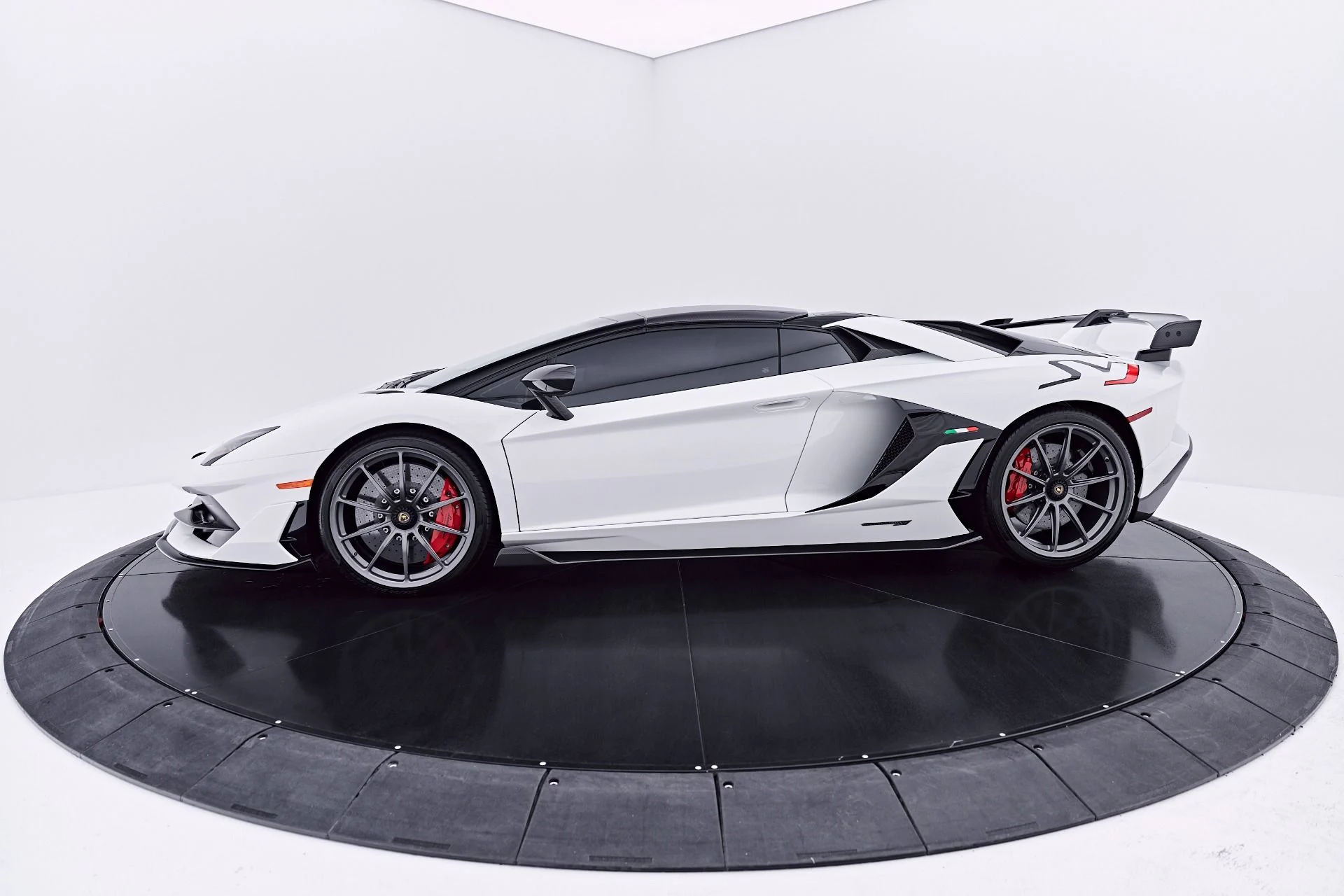 mph019_104349384_Used_2021_Lamborghini_Aventador_SVJ_Base_1784080173_e38a4e2509