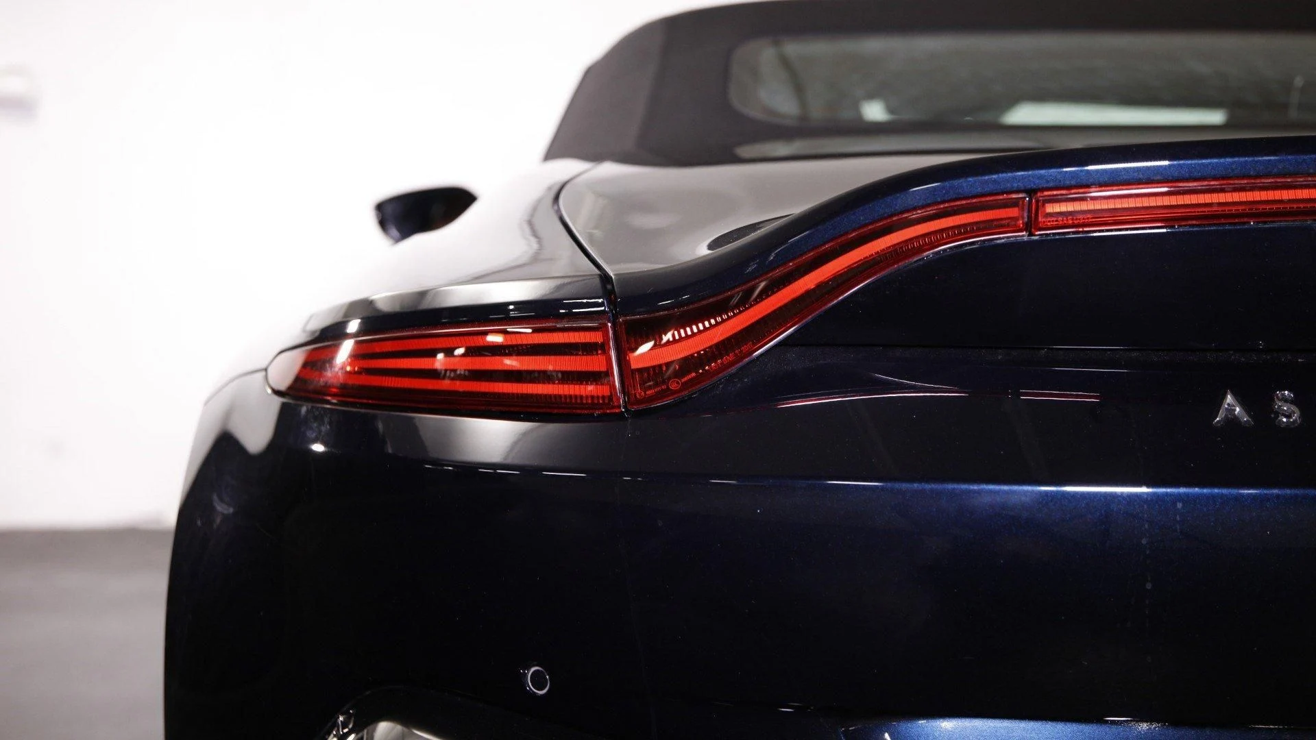 mph019_1053461483_Used_2023_Aston_Martin_Vantage_1698838103_2c2005f171