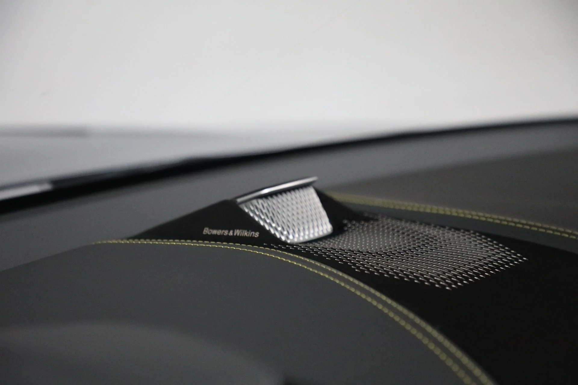 mph019_1073960898_Used_2025_Aston_Martin_DBX_707_707_6b2aa58536