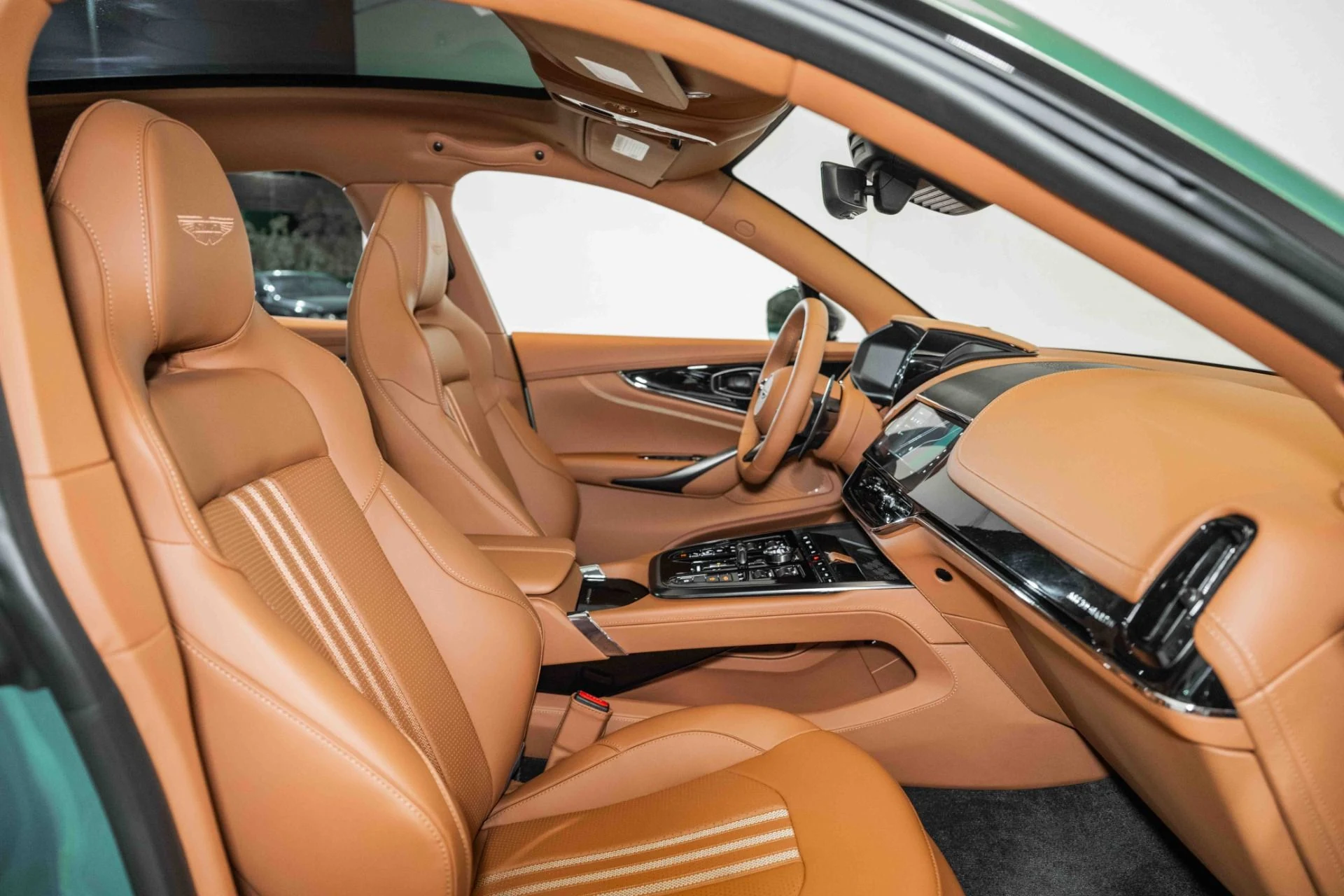 mph019_1074785758_Used_2025_Aston_Martin_DBX_707_1730812755_4f5b64ef4e