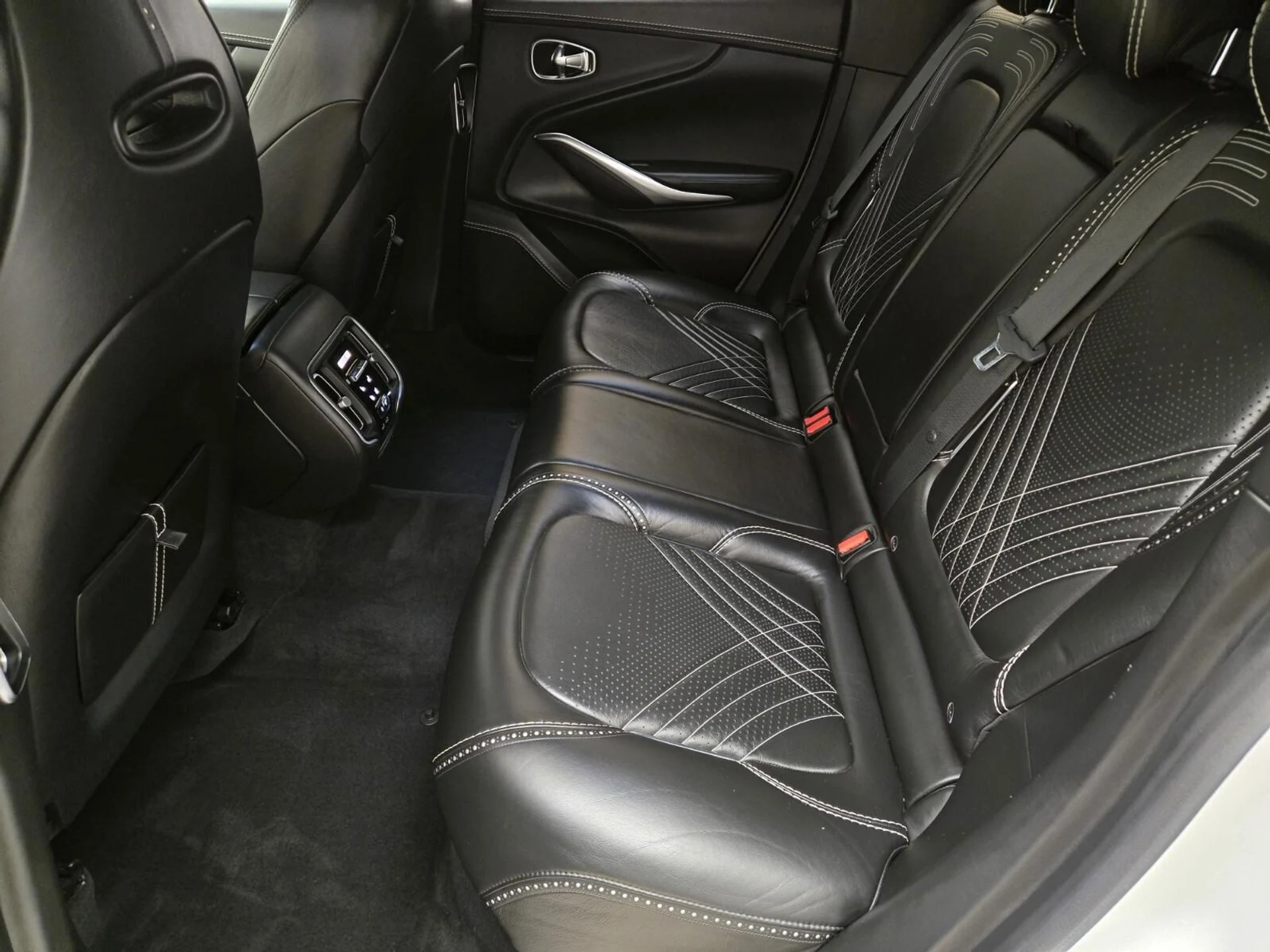 mph019_1083135161_Used_2021_Aston_Martin_DBX_1753164325_24dd7b0113