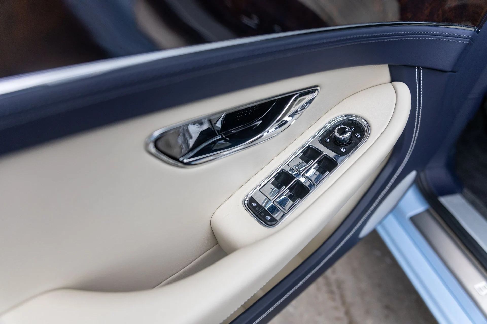 mph019_1092415590_Hi_Tech_Luxury_Imports_LLC_SCBDG_4_ZG_1_PC_008673_image_19_f14cccf0ae