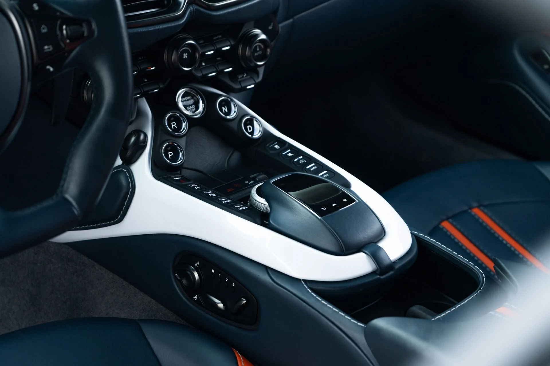 mph019_1097258716_Used_2019_Aston_Martin_Vantage_1777043829_7e374ffb43