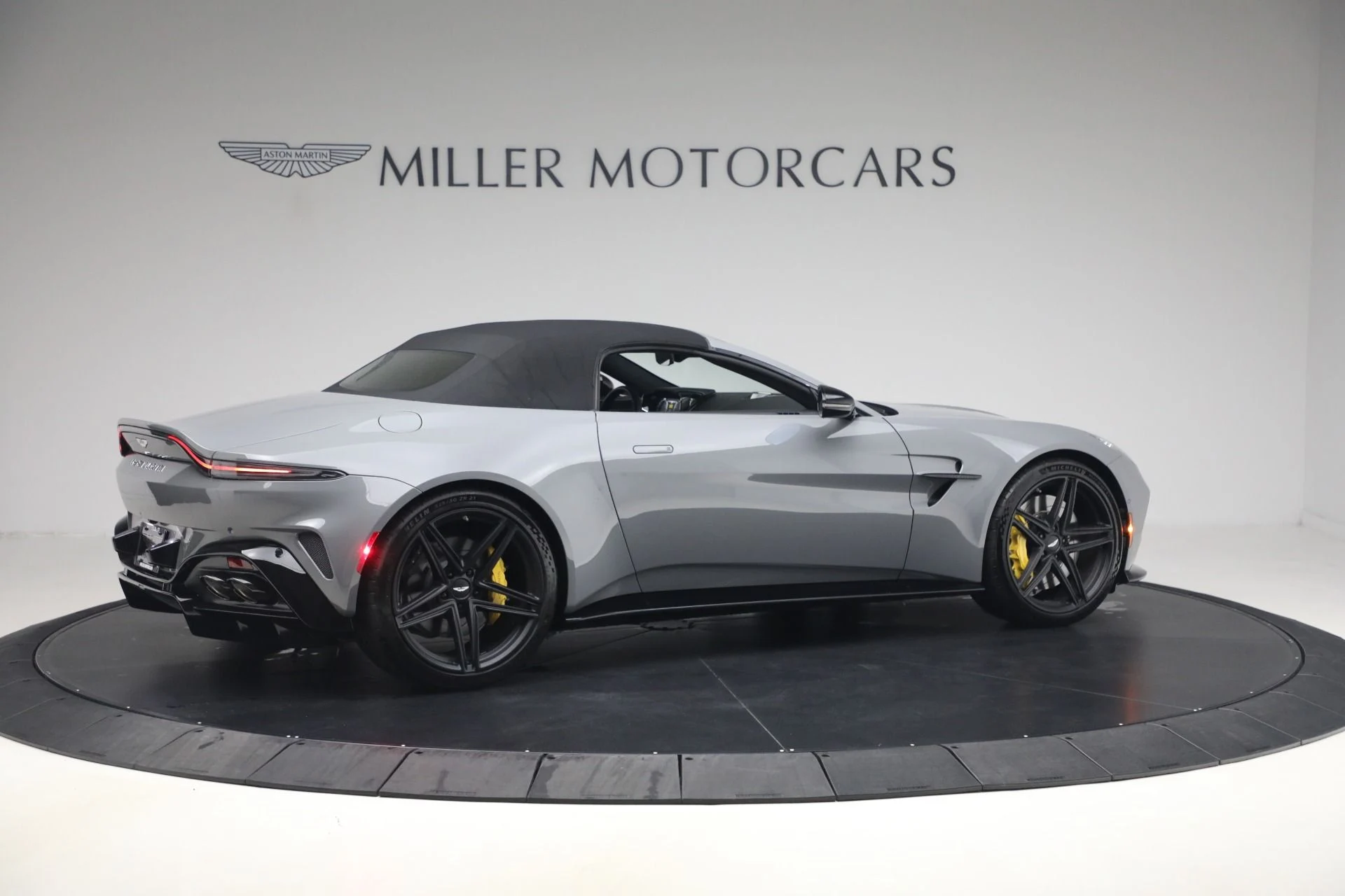 mph019_1098915412_New_2026_Aston_Martin_Vantage_Roadster_1790027458_249d1b53b0