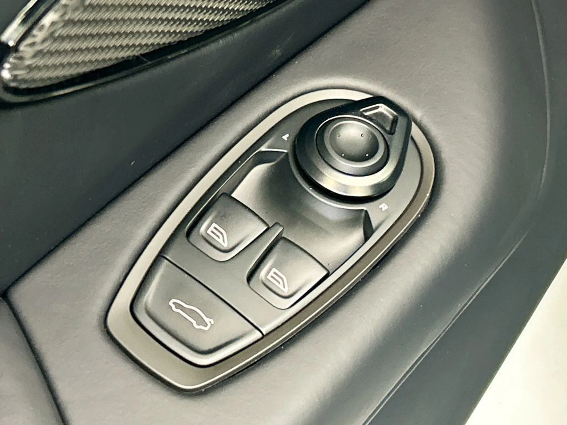 mph019_1101118446_used_2026_aston_martin_vantage_coupe_8119_23019330_20_1024_fddd110bde