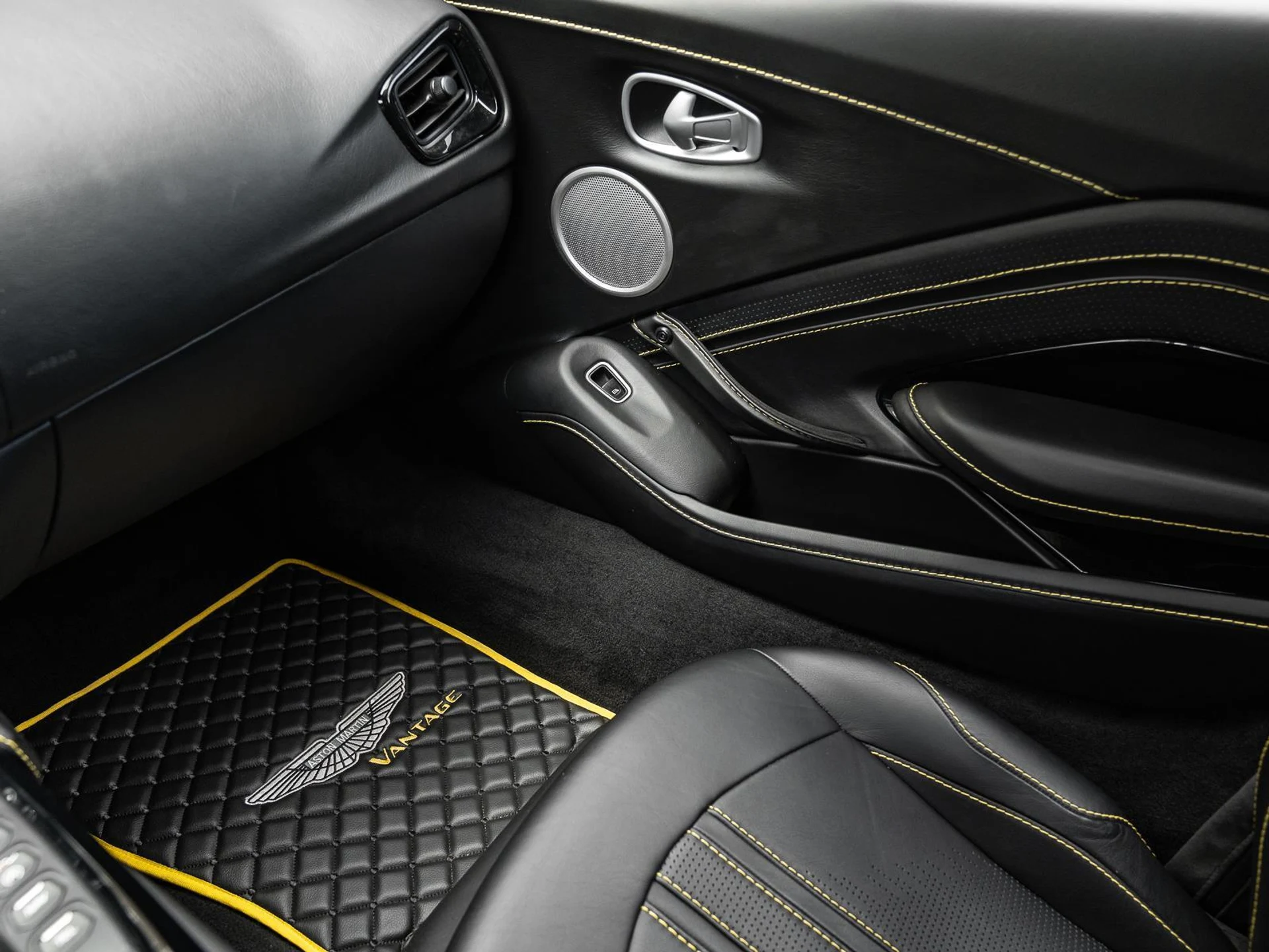 mph019_1141303149_Used_2020_Aston_Martin_Vantage_Coupe_1775769070_26a26d3d92