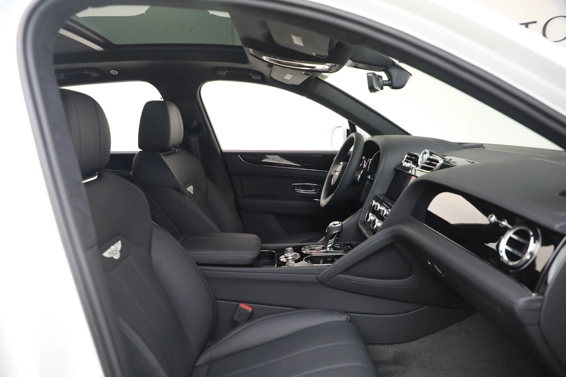 mph019_1150219836_New_2025_Bentley_Bentayga_V8_d56248b042